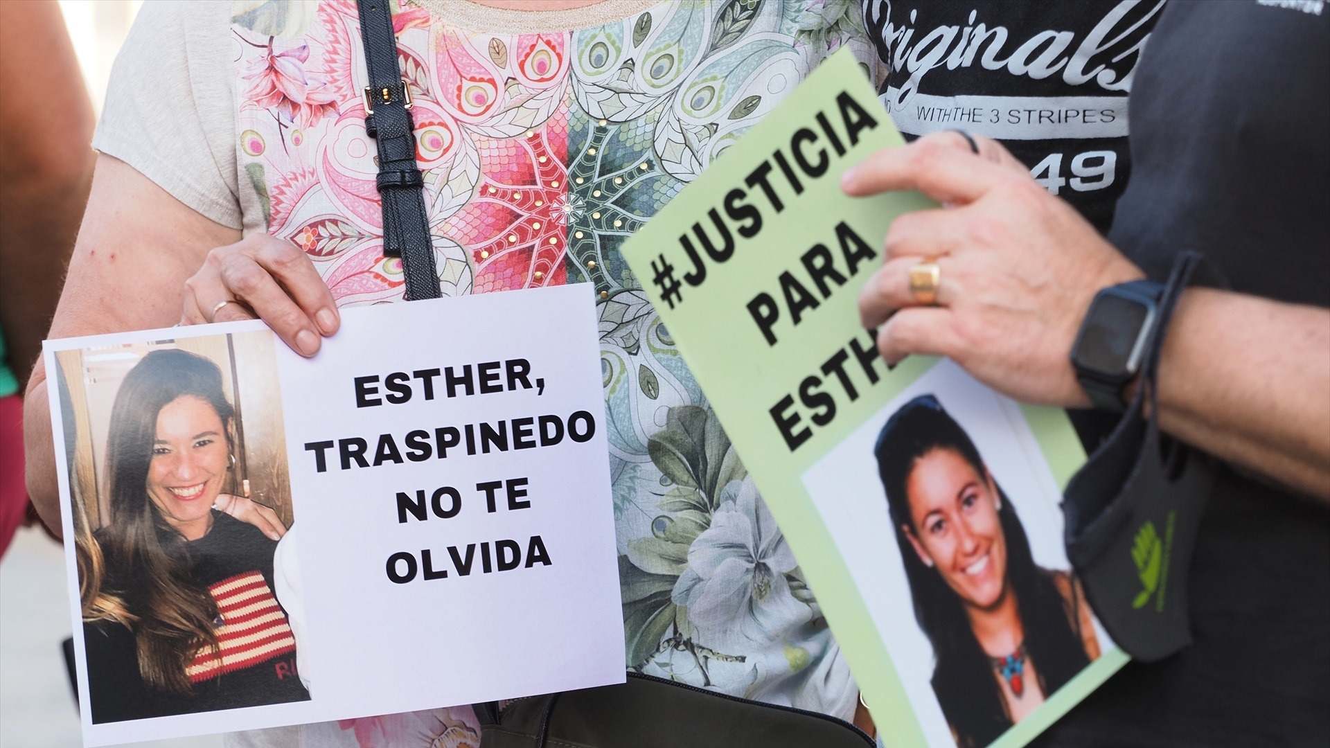 Detalle de una pancarta que reza Esther, Traspinedo no te olvida