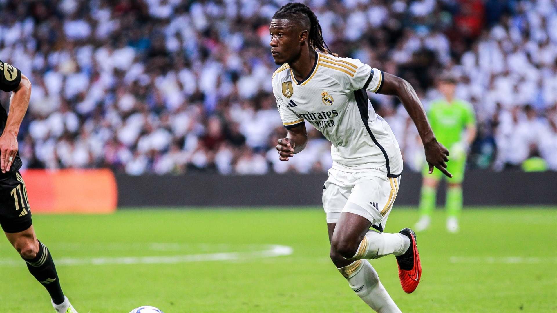 Eduardo Camavinga conduciendo el balón en un partido con el Real Madrid