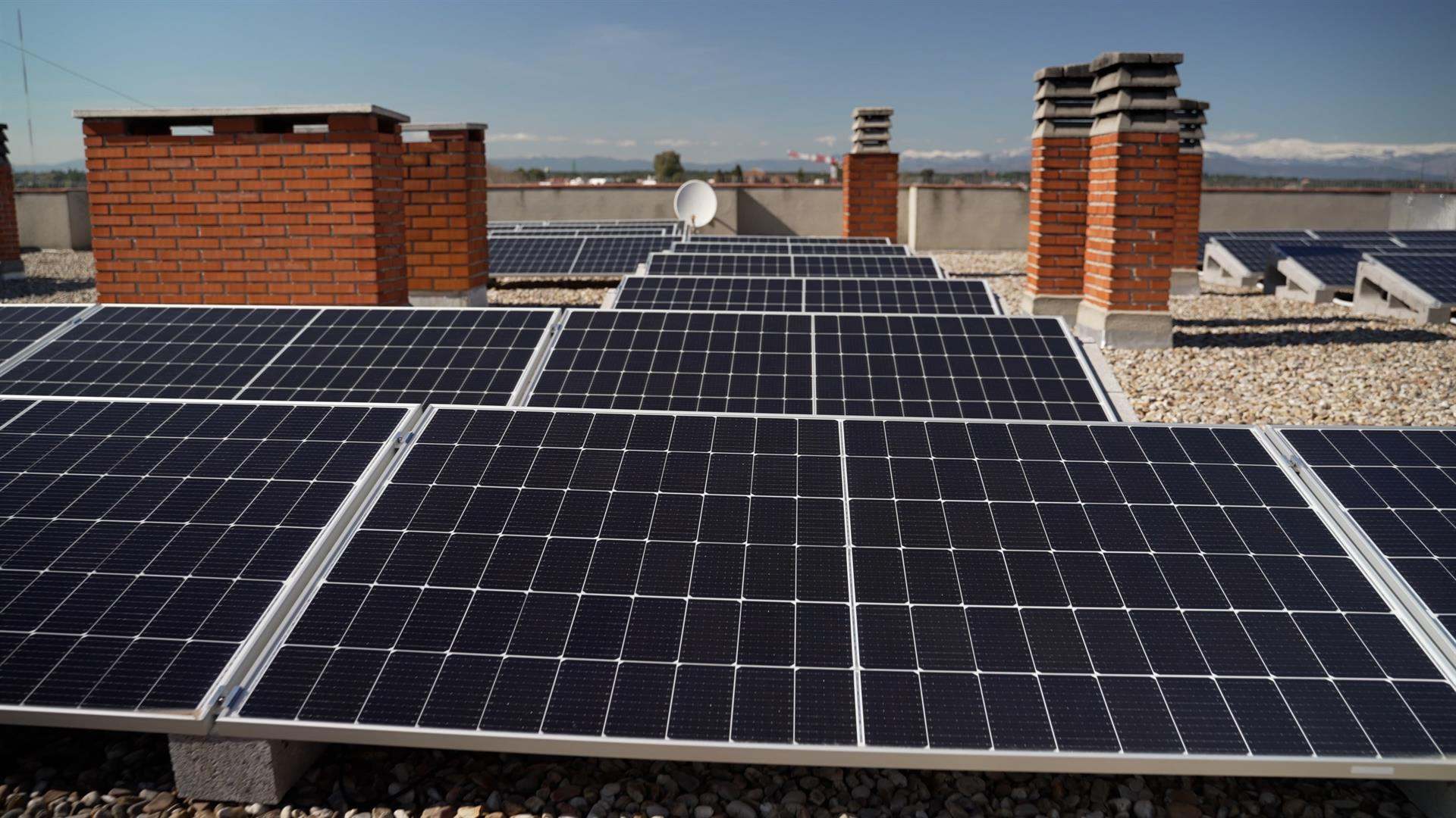 Imagen de paneles solares en viviendas unifamiliares.