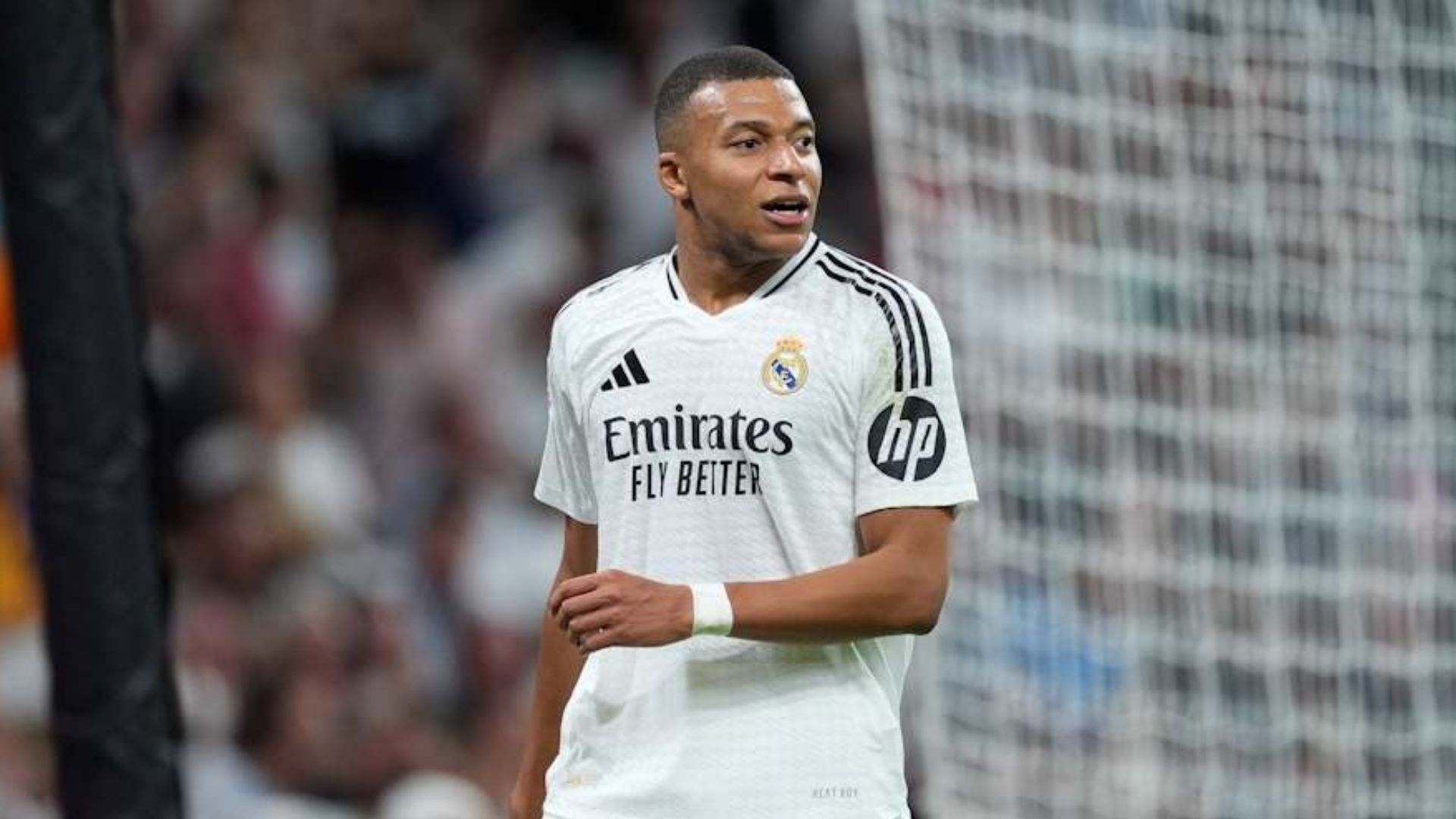 El delantero del Real Madrid, Kylian Mbappé, se lamenta tras fallar una ocasión