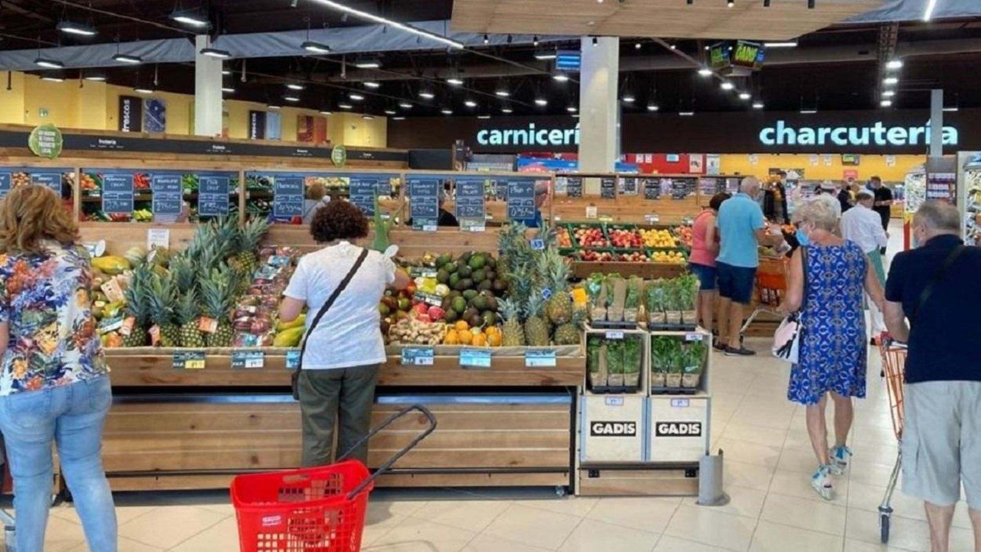 Una persona hace la compra en un supermercado madrileño
