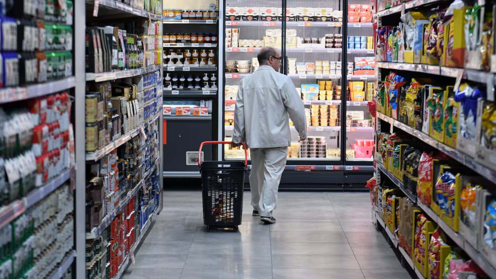 Una persona hace la compra en la tienda Dia de Núñez de Balboa, en Madrid (España)