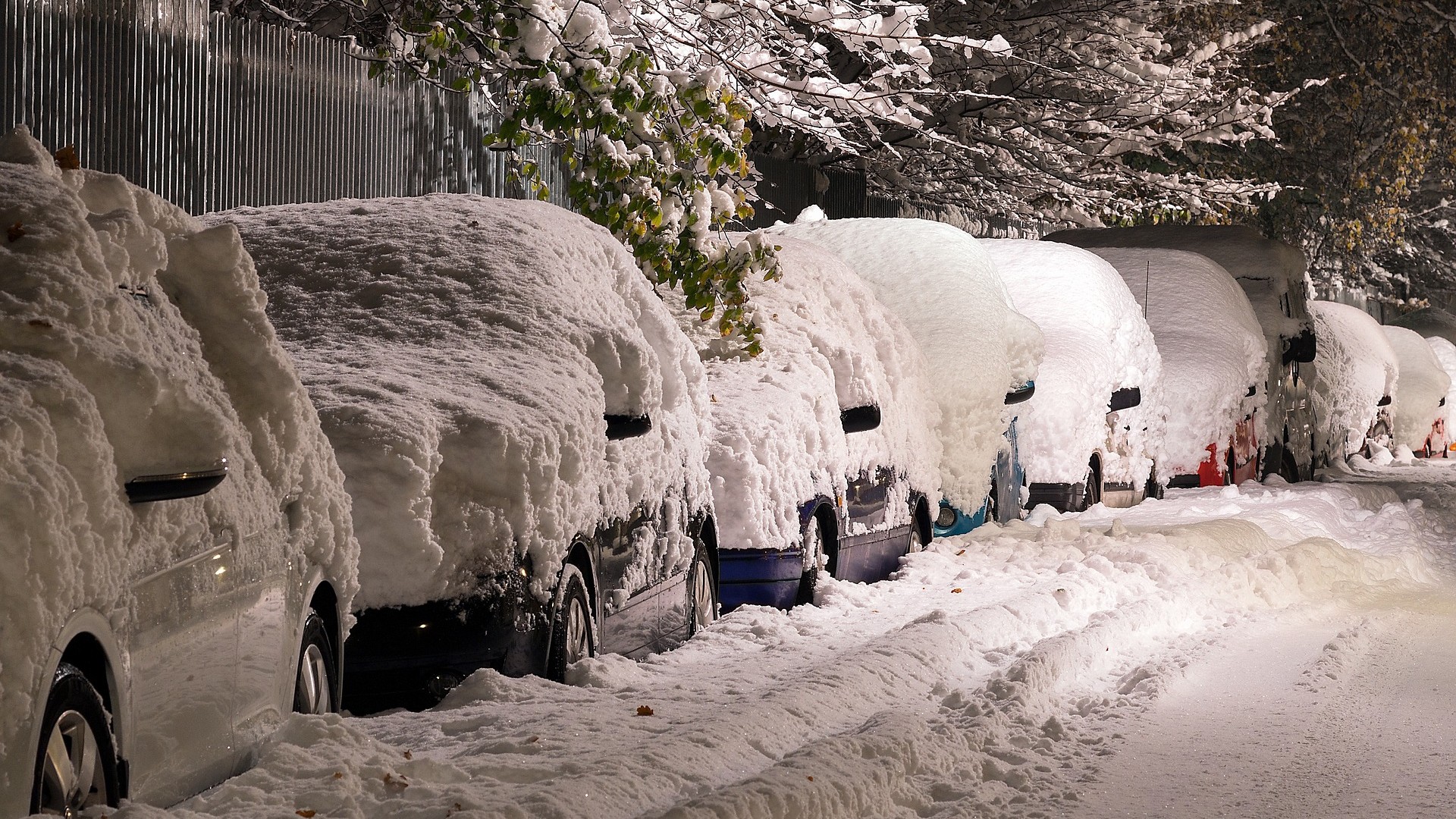 Imagen de vehculos atrapados en la nieve - Pixabay