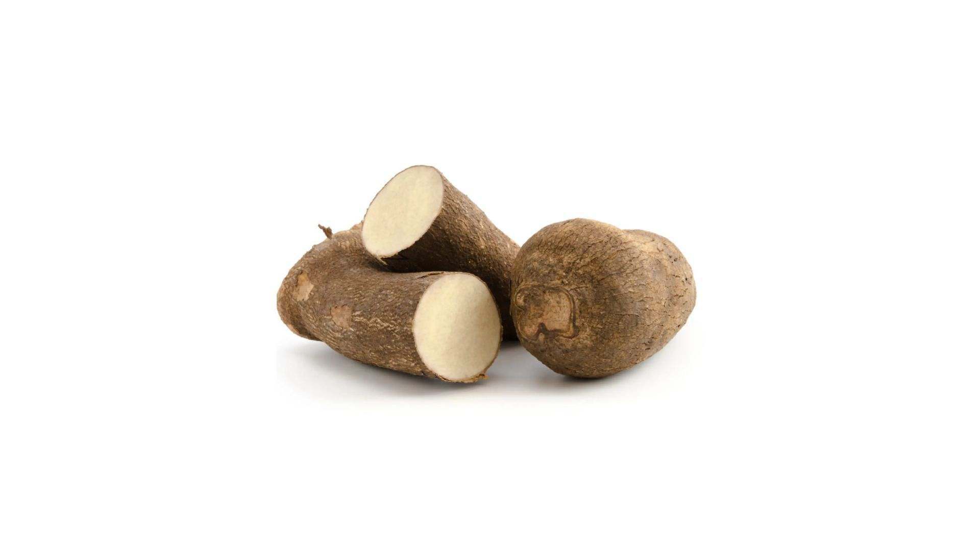 Un bol con ñames troceados encima de una mesa de madera
