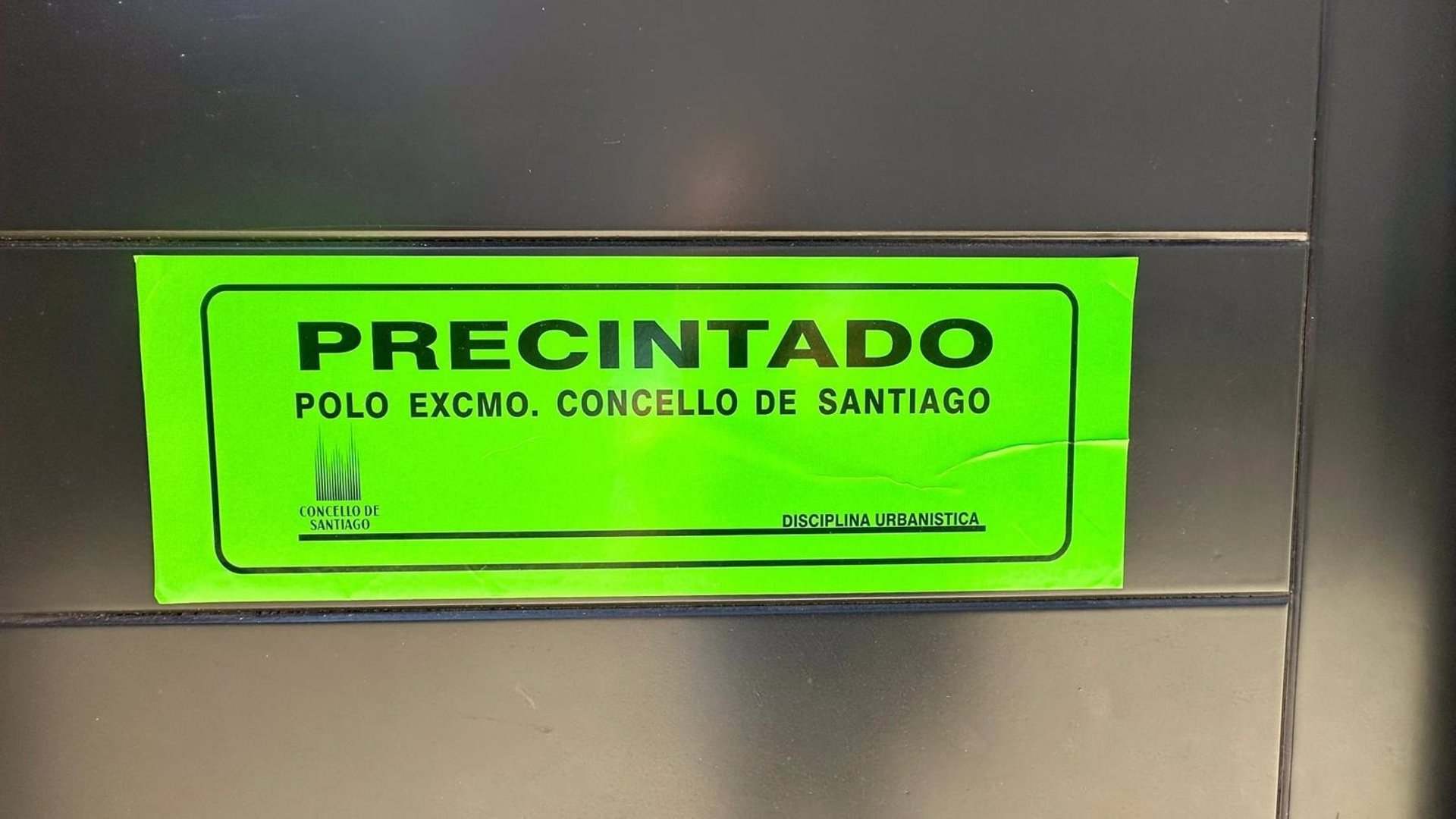 Edificio en la rúa do Espírito Santo de Santiago precintado por el Ayuntamiento por tener tres viviendas turísticas sin licencia municipal. CEDIDA A EP.