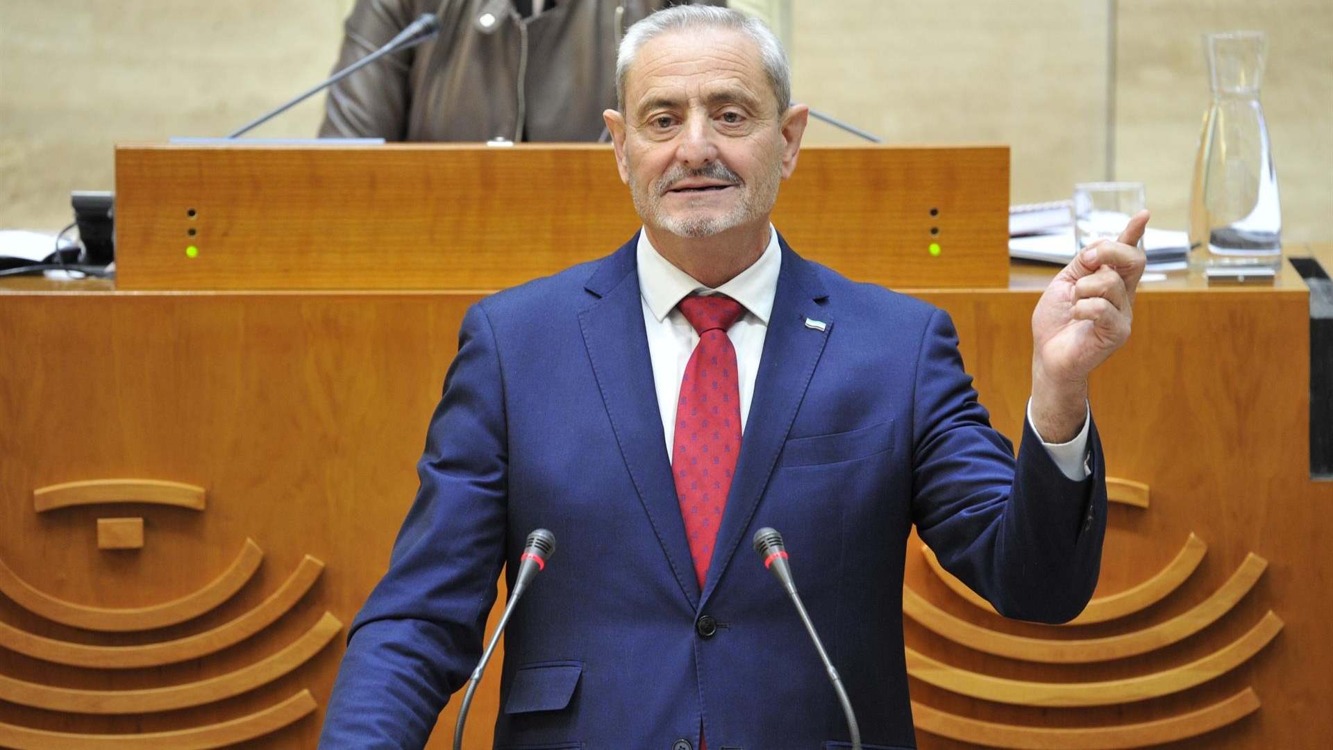 El diputado del Grupo Popular Bibiano Serrano, durante su intervención en el Pleno de Presupuestos