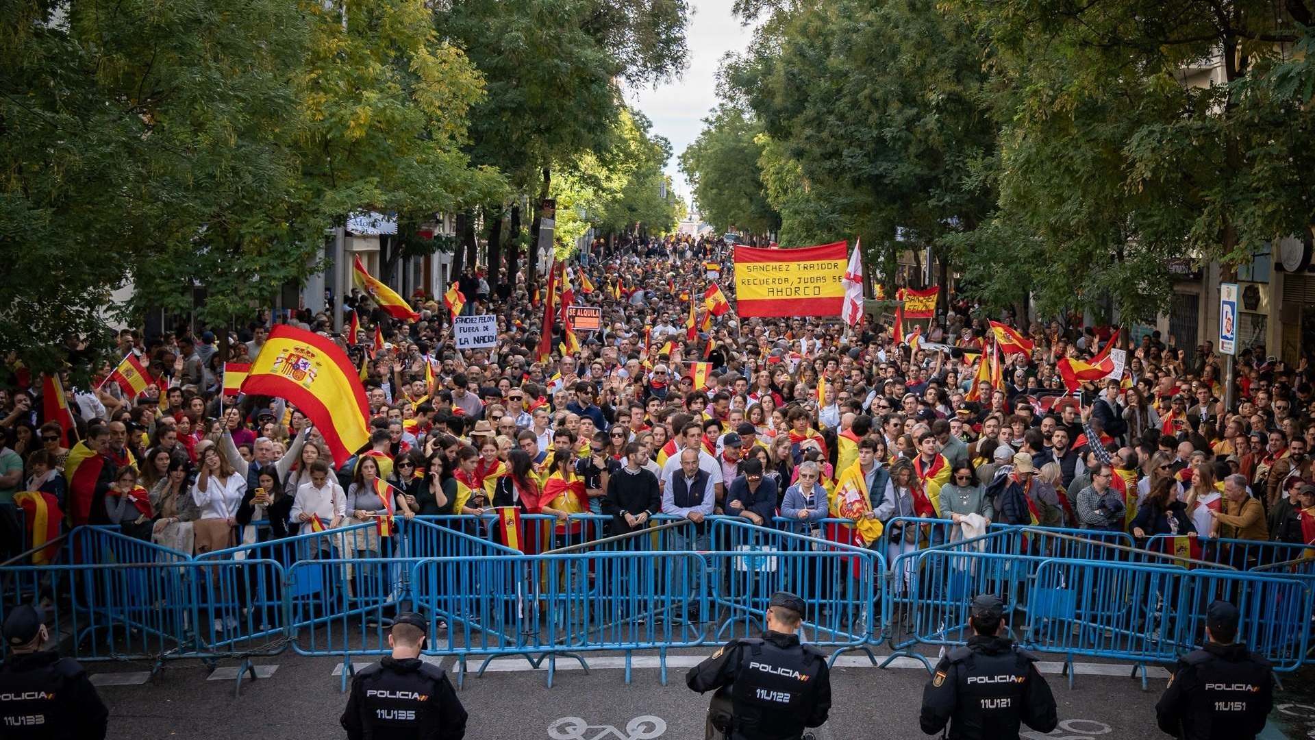 Cientos de personas durante una manifestación contra la amnistía, frente a la sede del PSOE