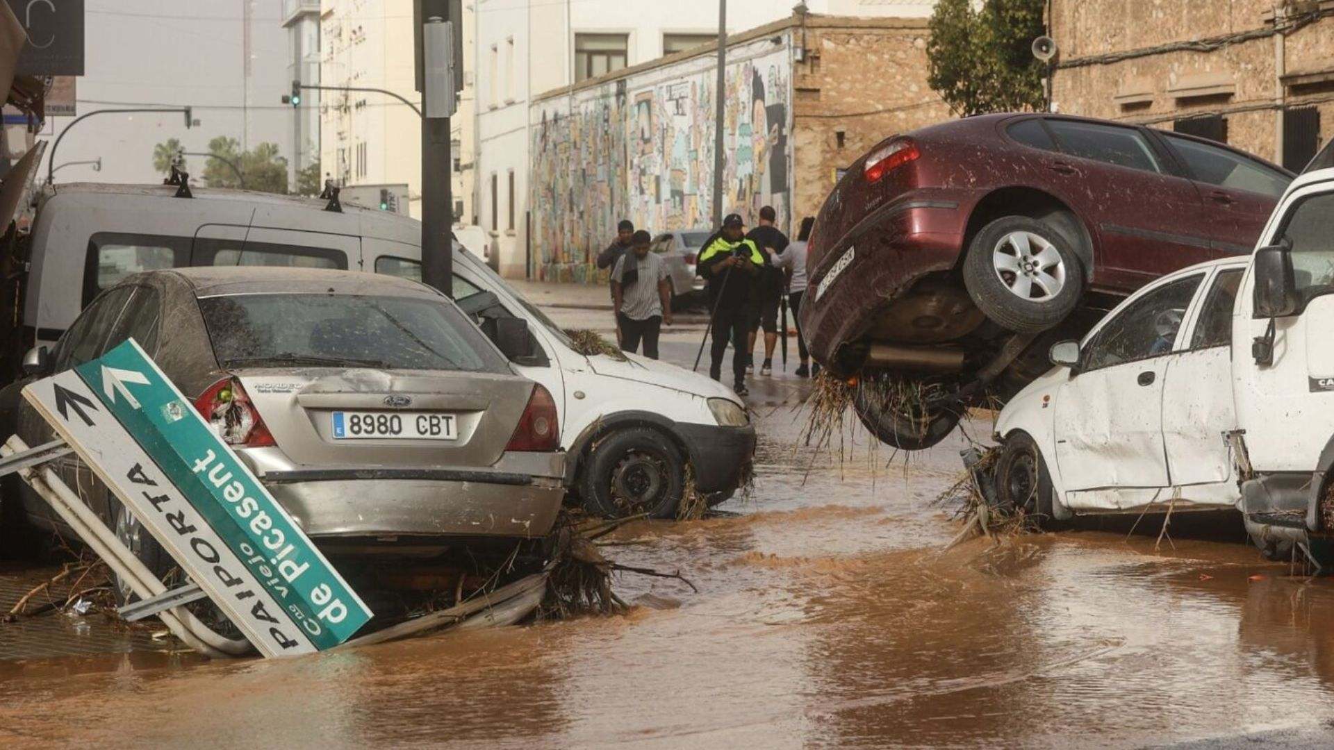 Numerosos coches destrozados por la DANA