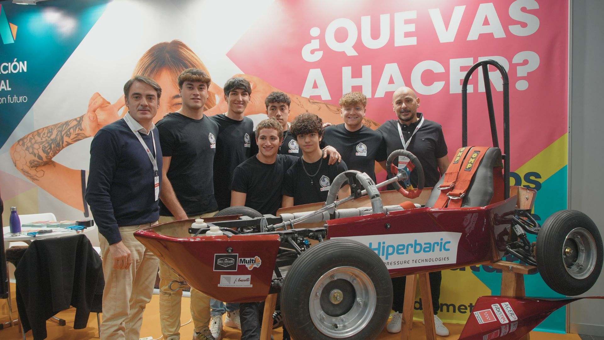 Actividad en AULA con estudiantes, alumnos y alumnas de FP, que hicieron una demostración de cómo diseñar y fabricar vehículos de inercia para competir en el Hiperbaric Challenge. Confemetal