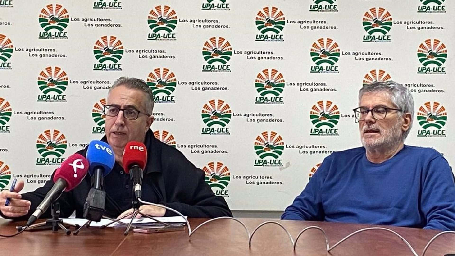 El secretario general de UPA-UCE, Ignacio Huertas, junto con José Cruz, en rueda de prensa en Mérida