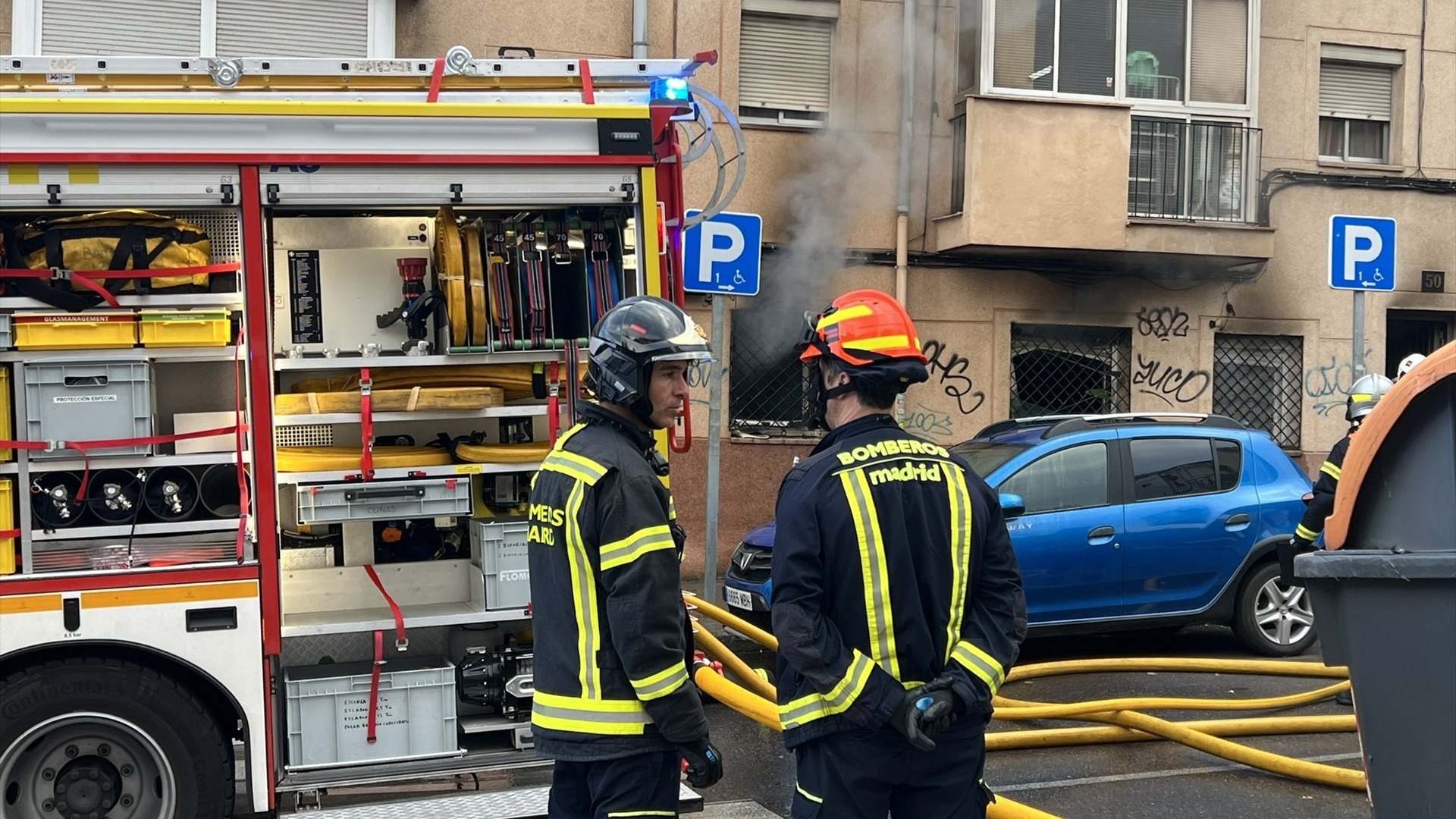 Bomberos al lado del camión sofocando un fuego en Madrid