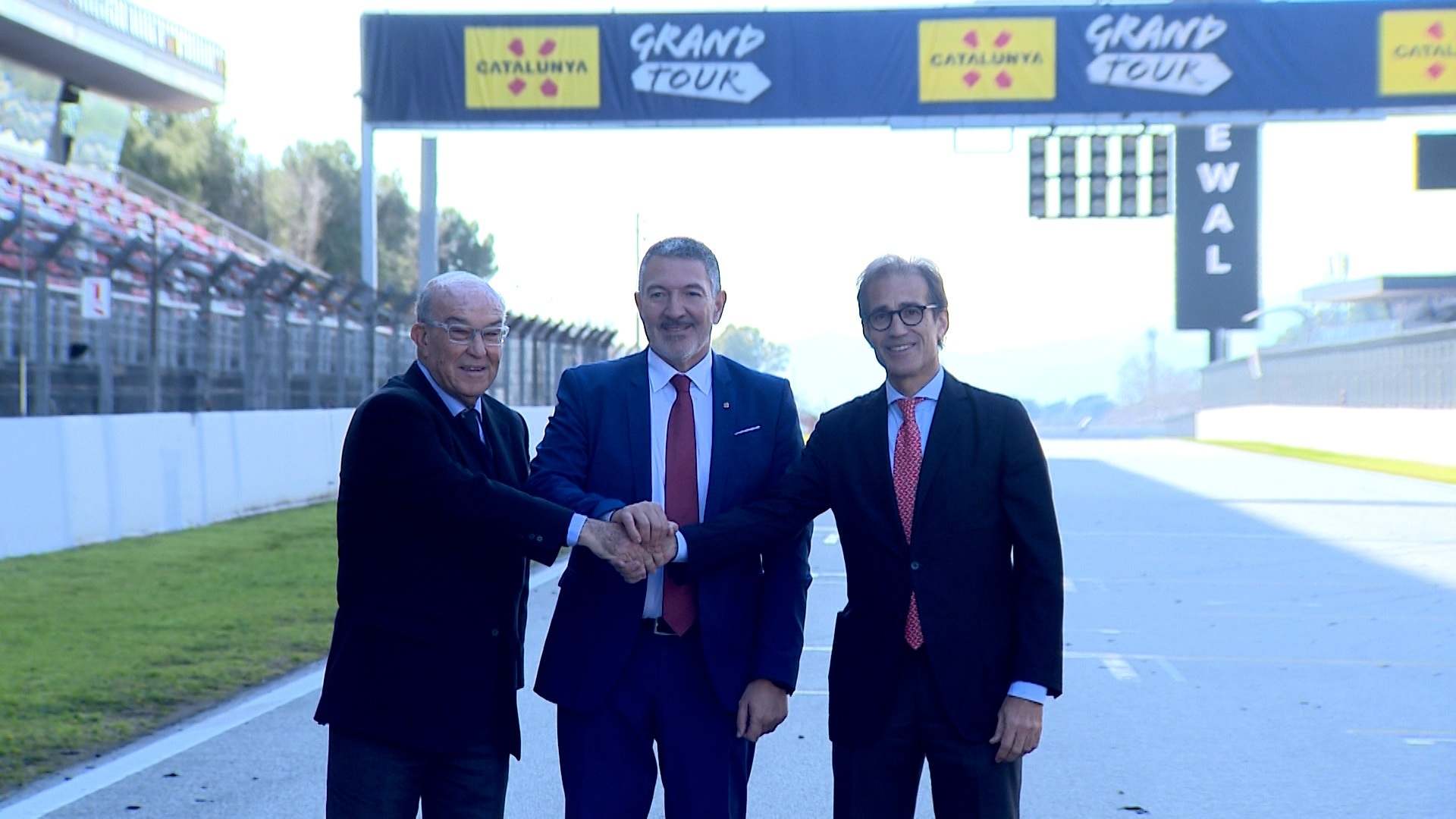 De izquierda a derecha: el CEO de Dorna Sports, Carmelo Ezpeleta; el consejero de Empresa, Miquel Sàmper, y el presidente de la Fira de Barcelona, Pau Relat. EP