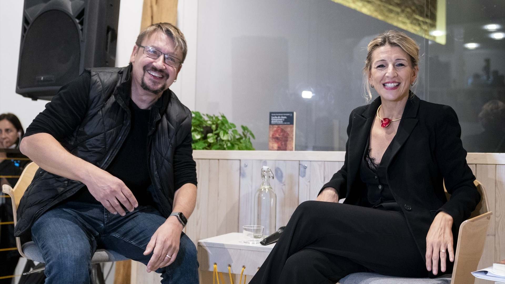Yolanda Díaz y Xavier Domènech durante el acto de presentación de un libro