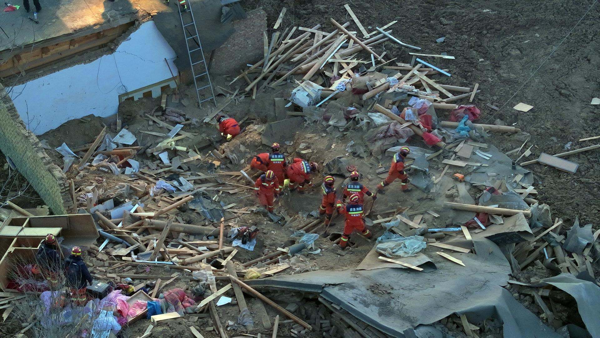 Bomberos haciendo trabajos de rescate en la zona del terremoto en el noroeste de China