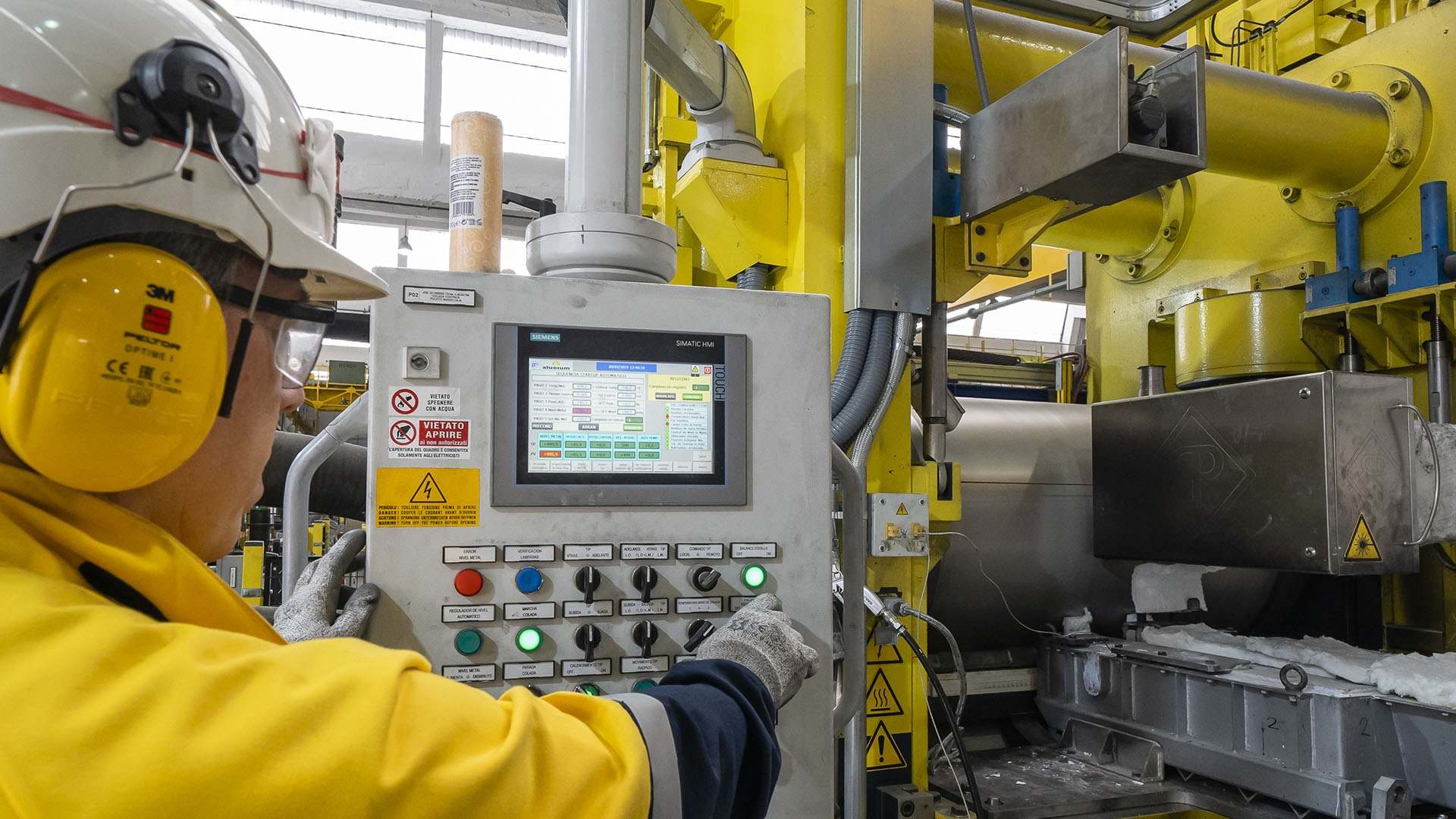 Un trabajador de la planta de Aludium en Alicante.