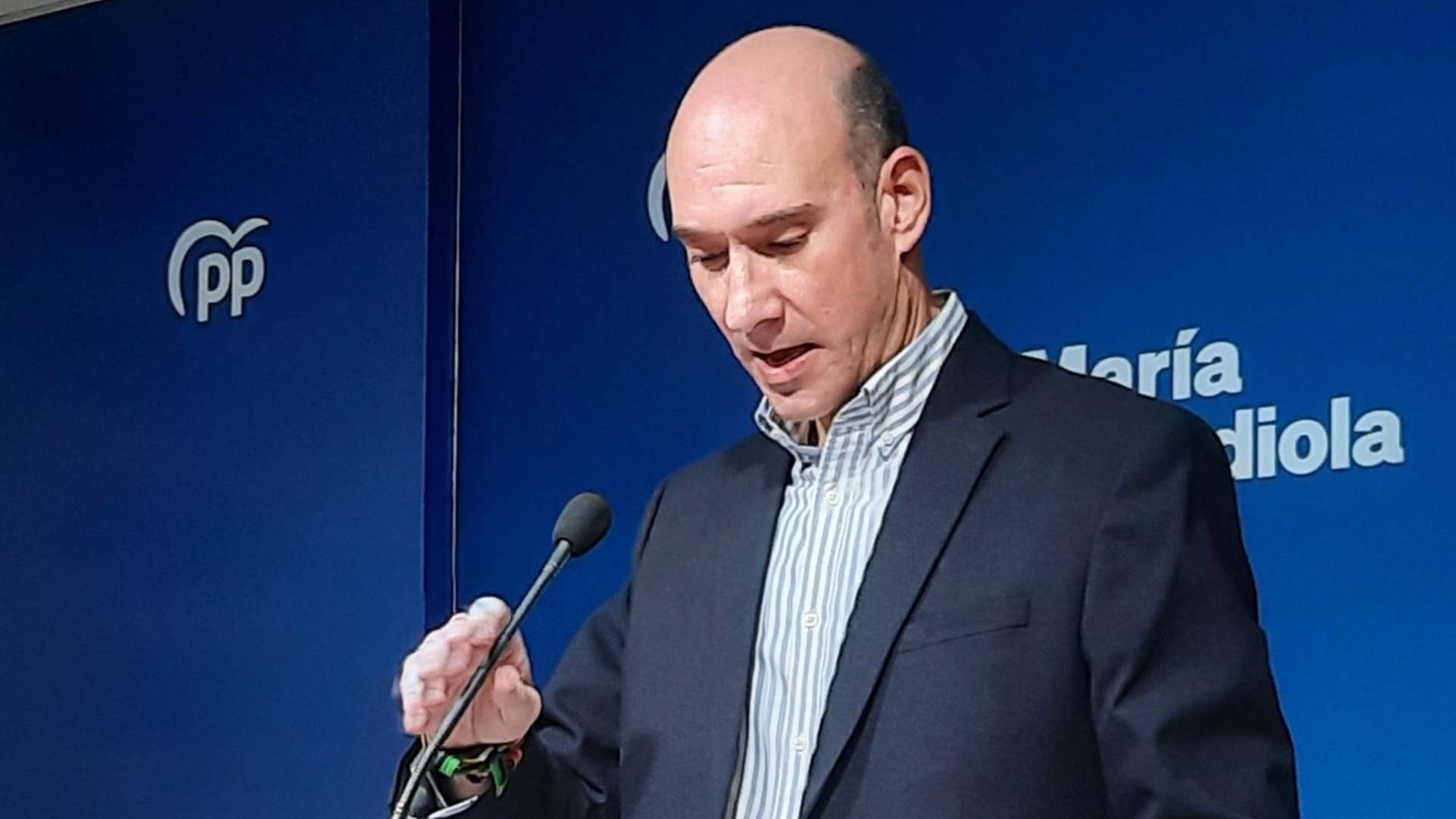 El portavoz del PP de Extremadura, José Ángel Sánchez Juliá en rueda de prensa