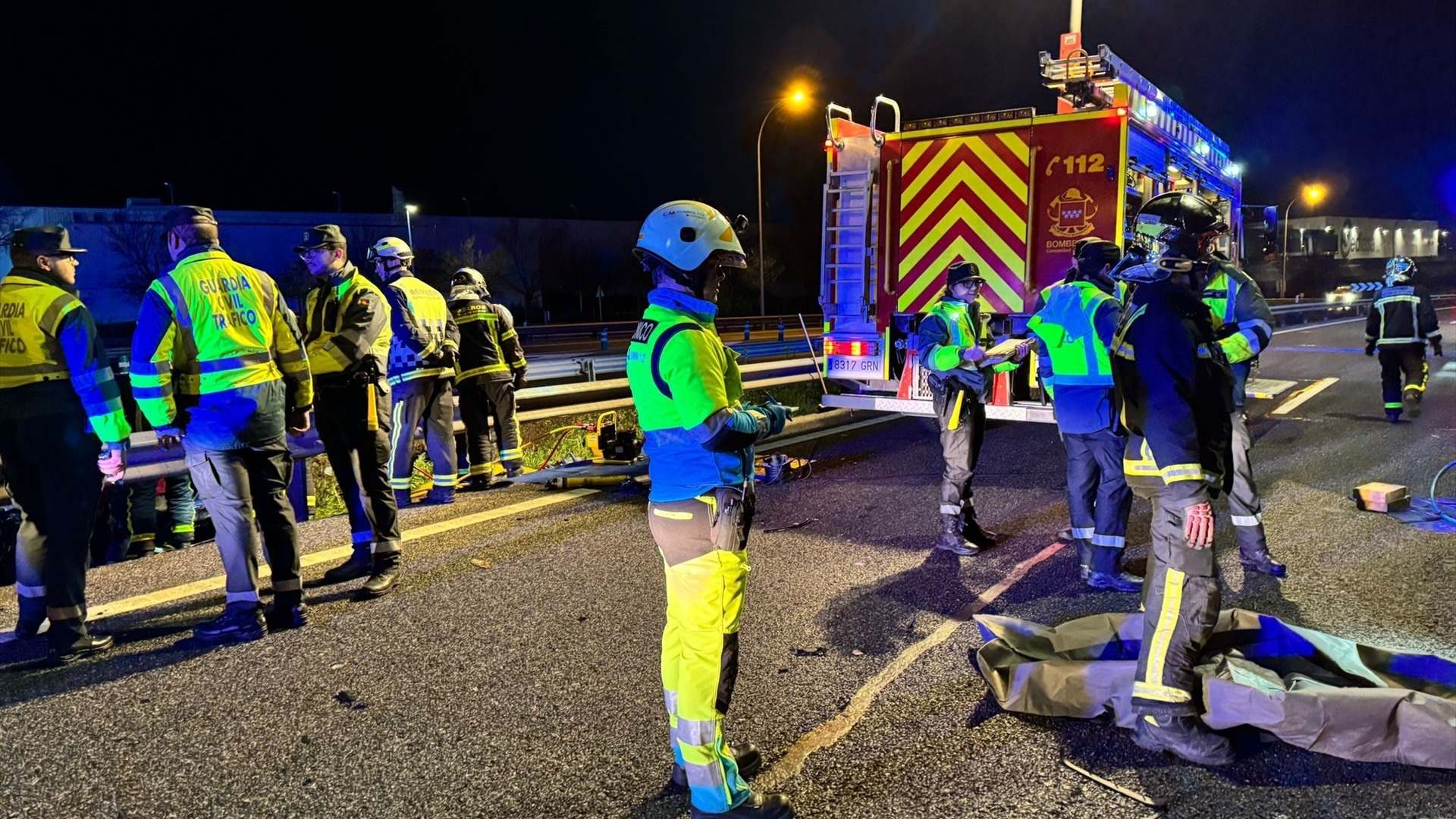 Bomberos en el lugar del accidente de la A-3 a la altura de Rivas