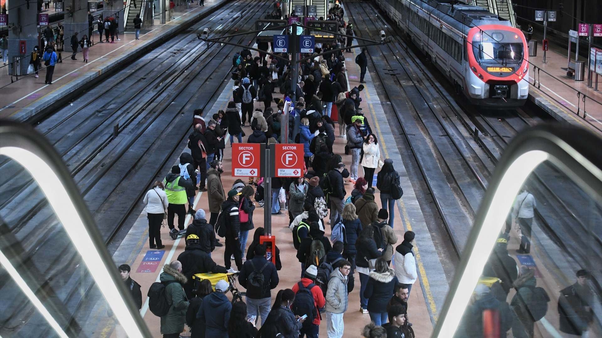 Atocha en plena hora punta, Servicio de Cercanías Madrid