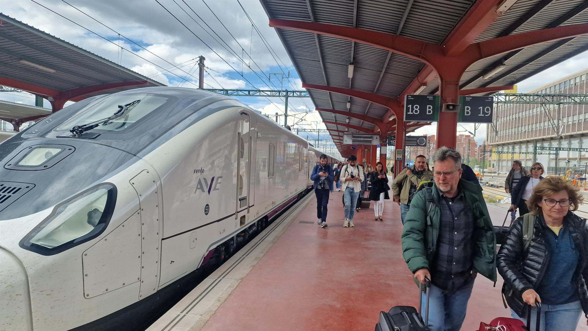 Viajeros esperan al Ave a su llegada a Ourense.