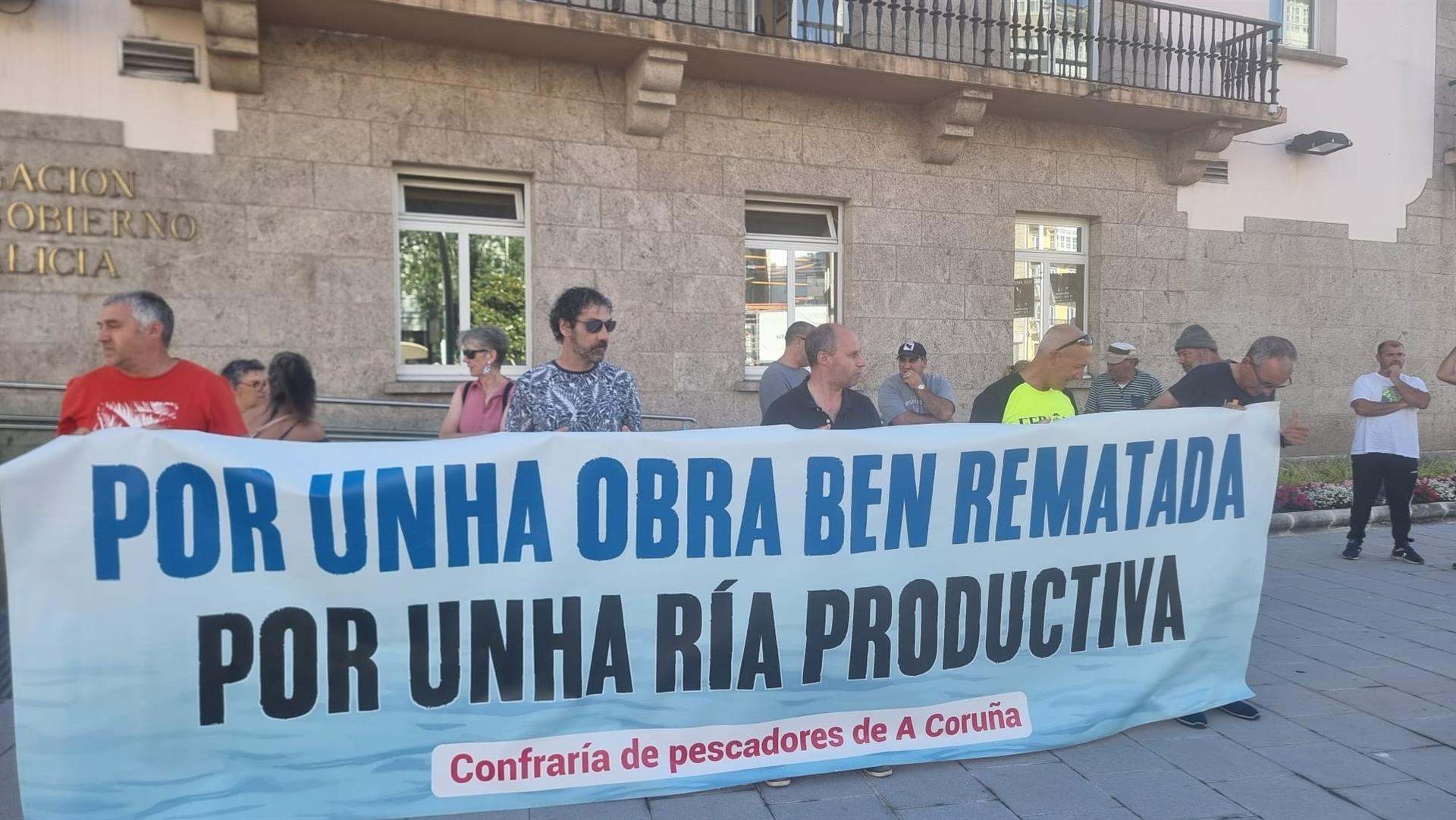 Miembros de la Cofradía de Pescadores de A Coruña, concentrados ante la Delegación del Gobierno en A Coruña .
