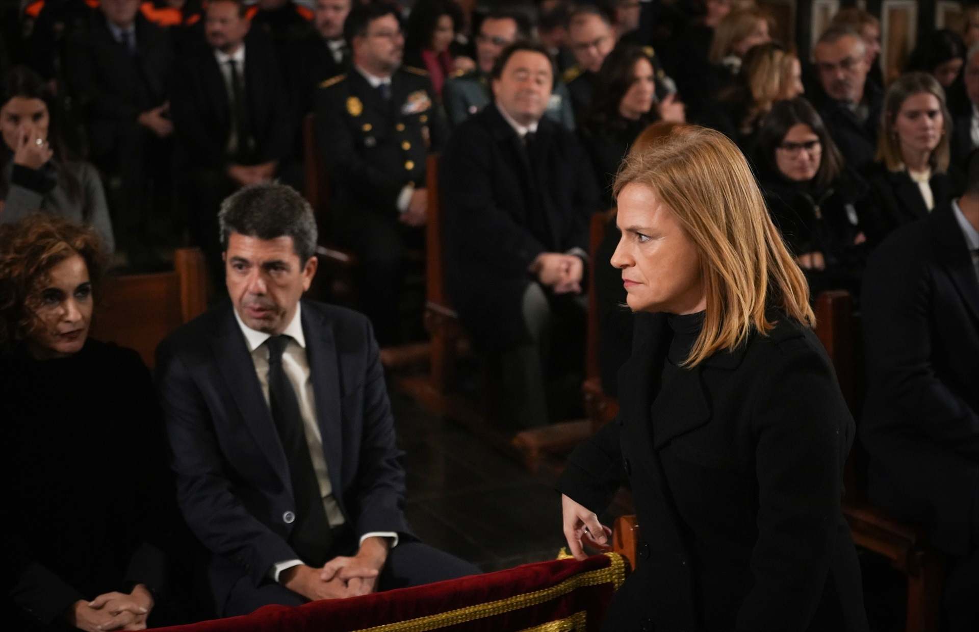 Pilar Bernabé y Carlos Mazón, durante el funeral por los fallecidos de la DANA