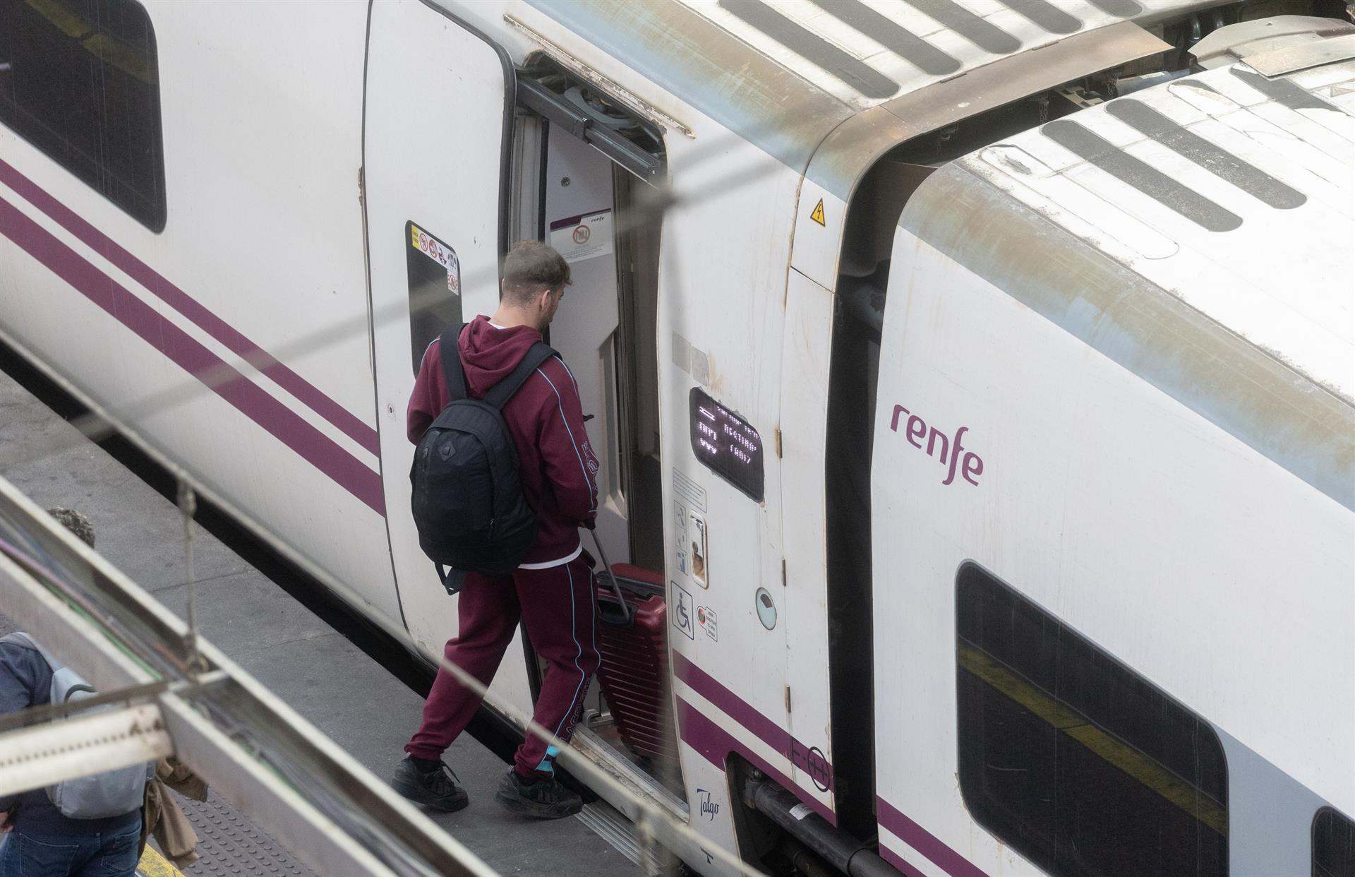 Un viajero coge un tren en la Estación Puerta de Atocha.