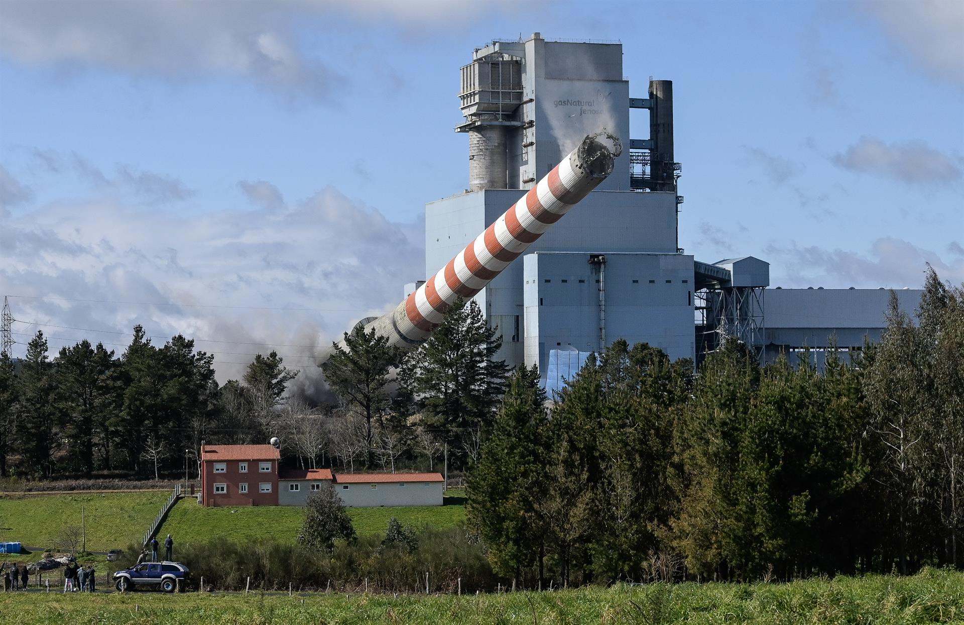 Voladura de la chimenea de la central térmica de Meirama (A Coruña).