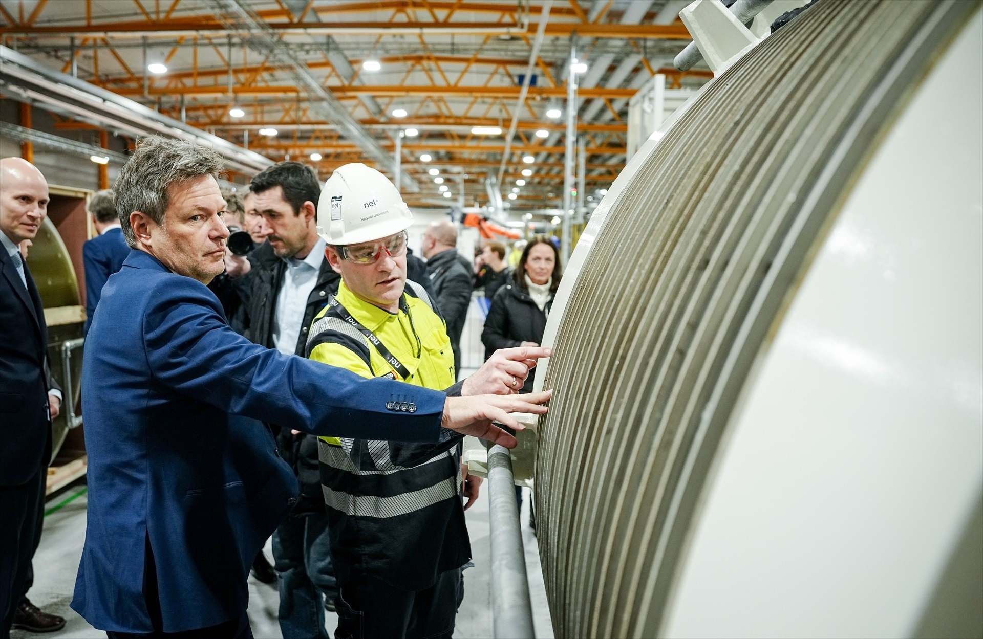 El ministro de Economía y Protección del Clima alemán, Robert Habeck, en una visita a una fábrica de electrolizadores en Noruega.