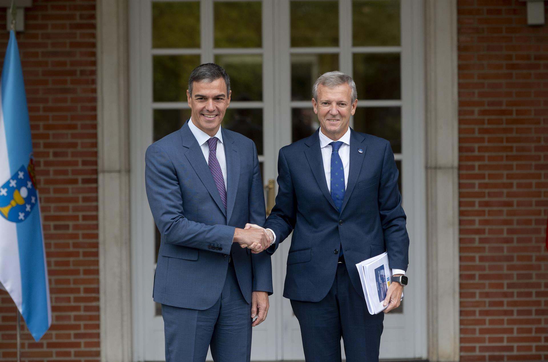 El presidente del Gobierno, Pedro Sánchez (i), recibe al presidente de la Xunta de Galicia, Alfonso Rueda (d), en el Complejo de La Moncloa. EP