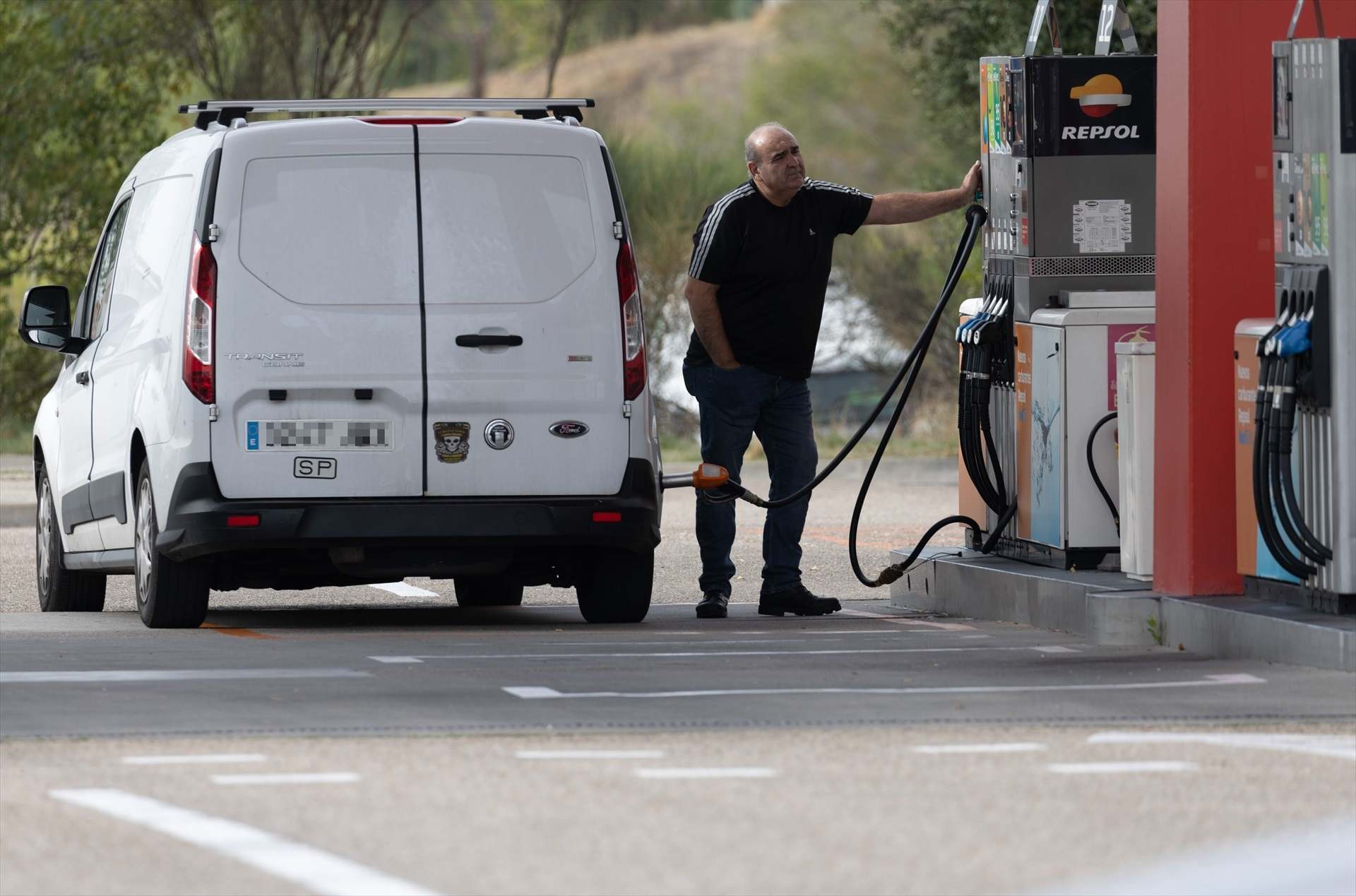 Una persona reposta su vehículo en una gasolinera. Europa Press