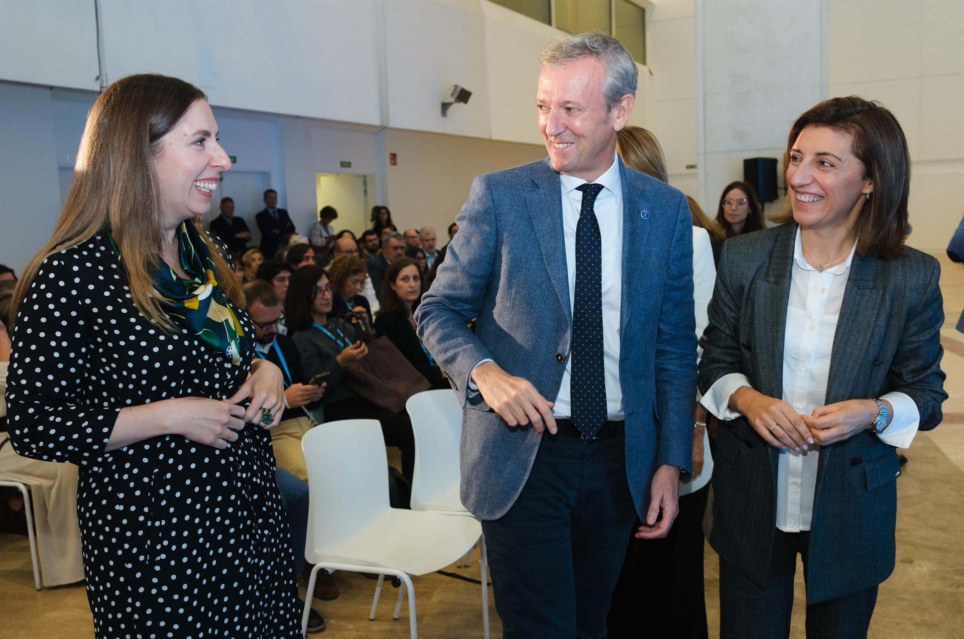 El presidente de la Xunta, Alfonso Rueda, acompañado de la conselleira de Medio Ambiente, Ángeles Vázquez. 