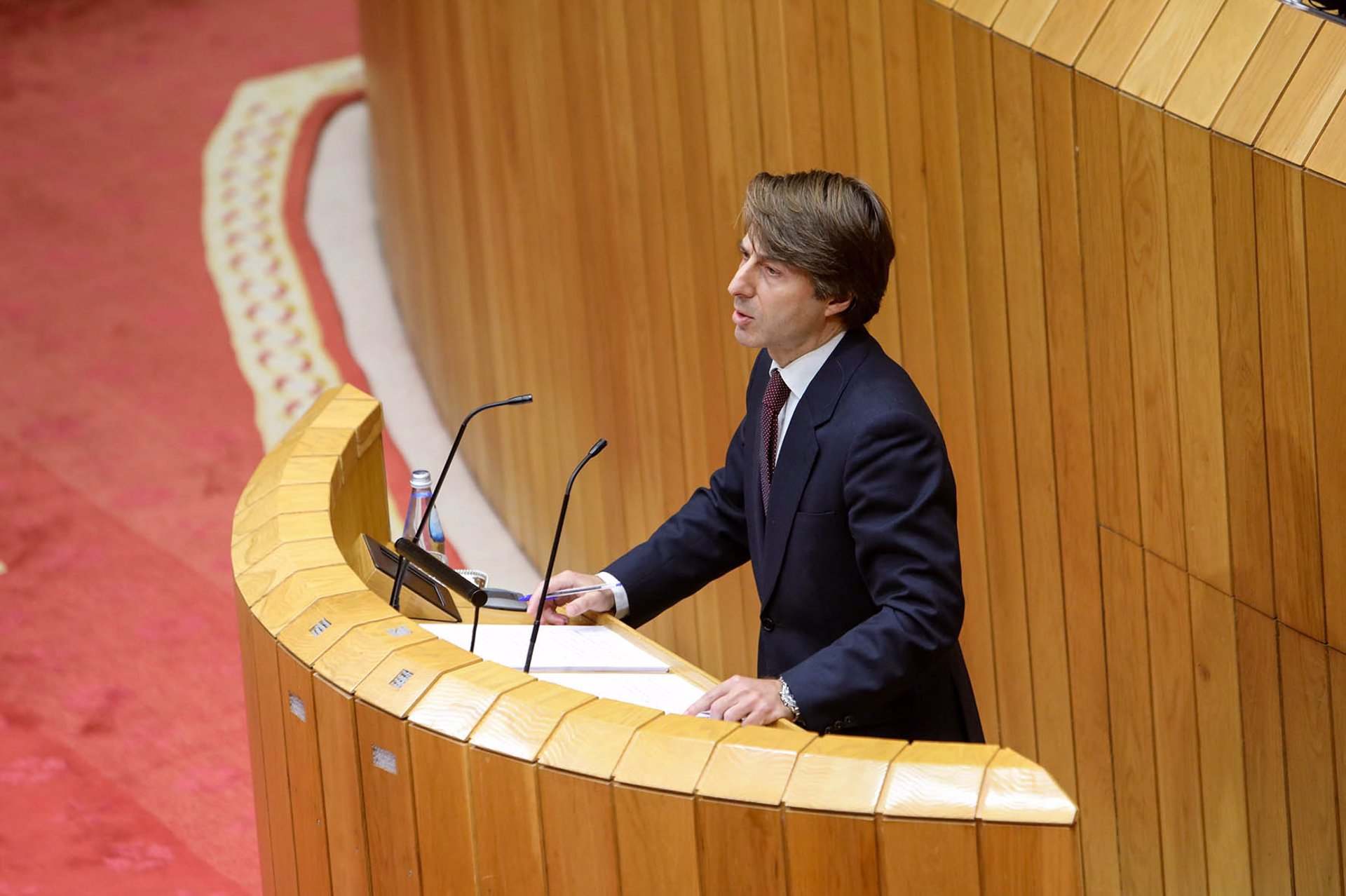 El conselleiro de Facenda, MIguel Corgos, en el pleno de la Cámara gallega.