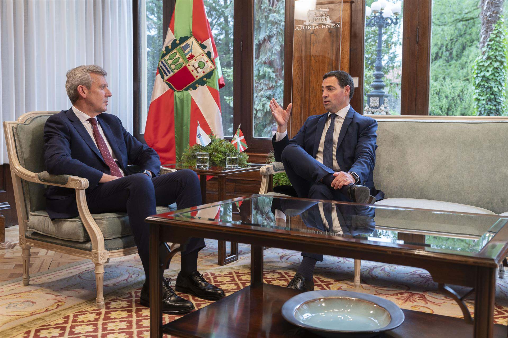 El presidente de la Xunta de Galicia, Alfonso Rueda, y el lehendakari, Imanol Pradales. GAIZKA UCEDA-IREKIA