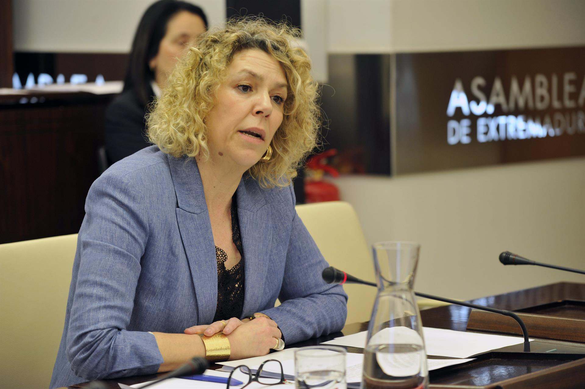 La directora general de Financiación Autonómica y Fondos Europeos Fotografía, Rosa María Ramos Cotrina, durante su intervención en la comisión del ramo en la Asamblea.