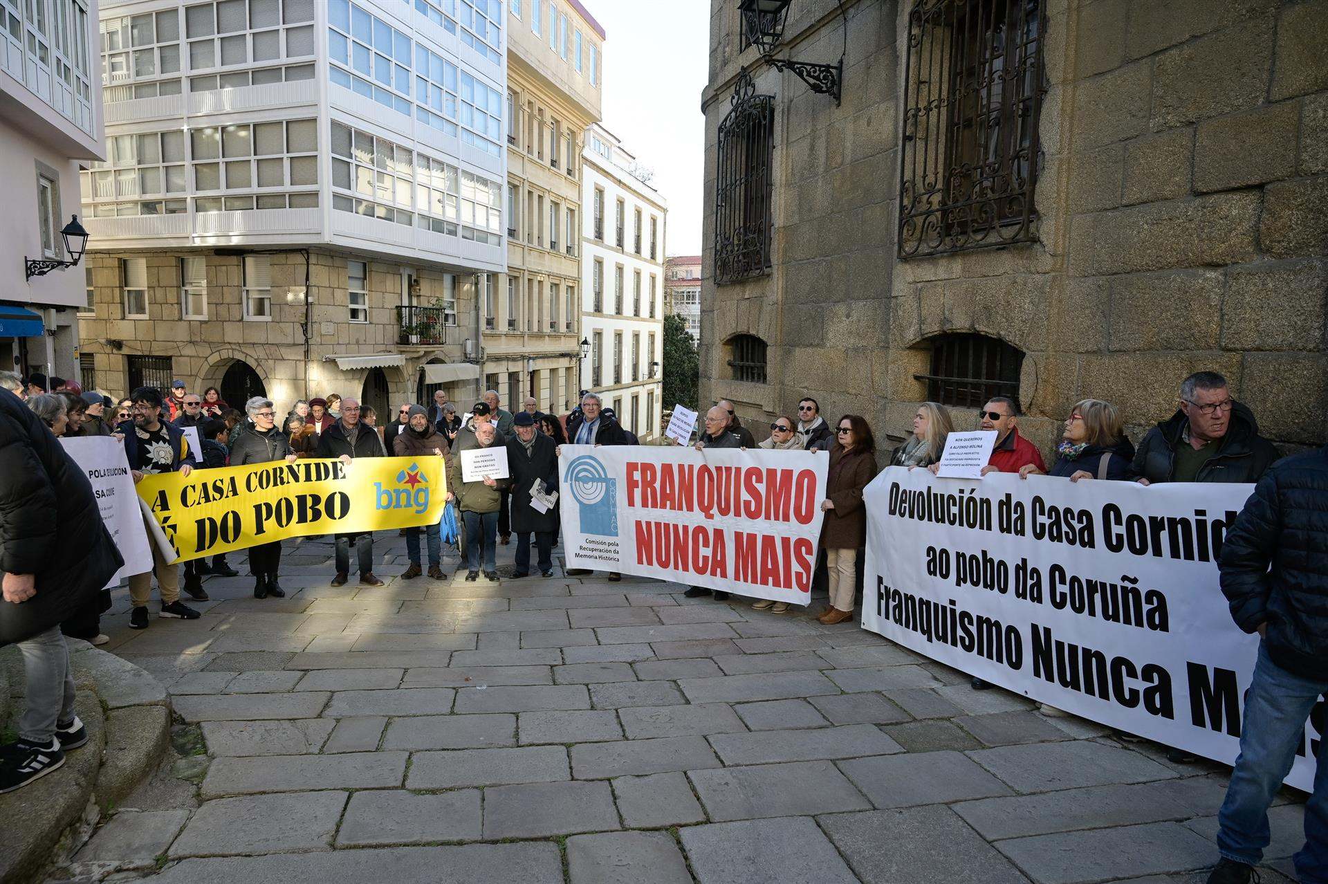 Protesta reclamando la Casa Cornide.