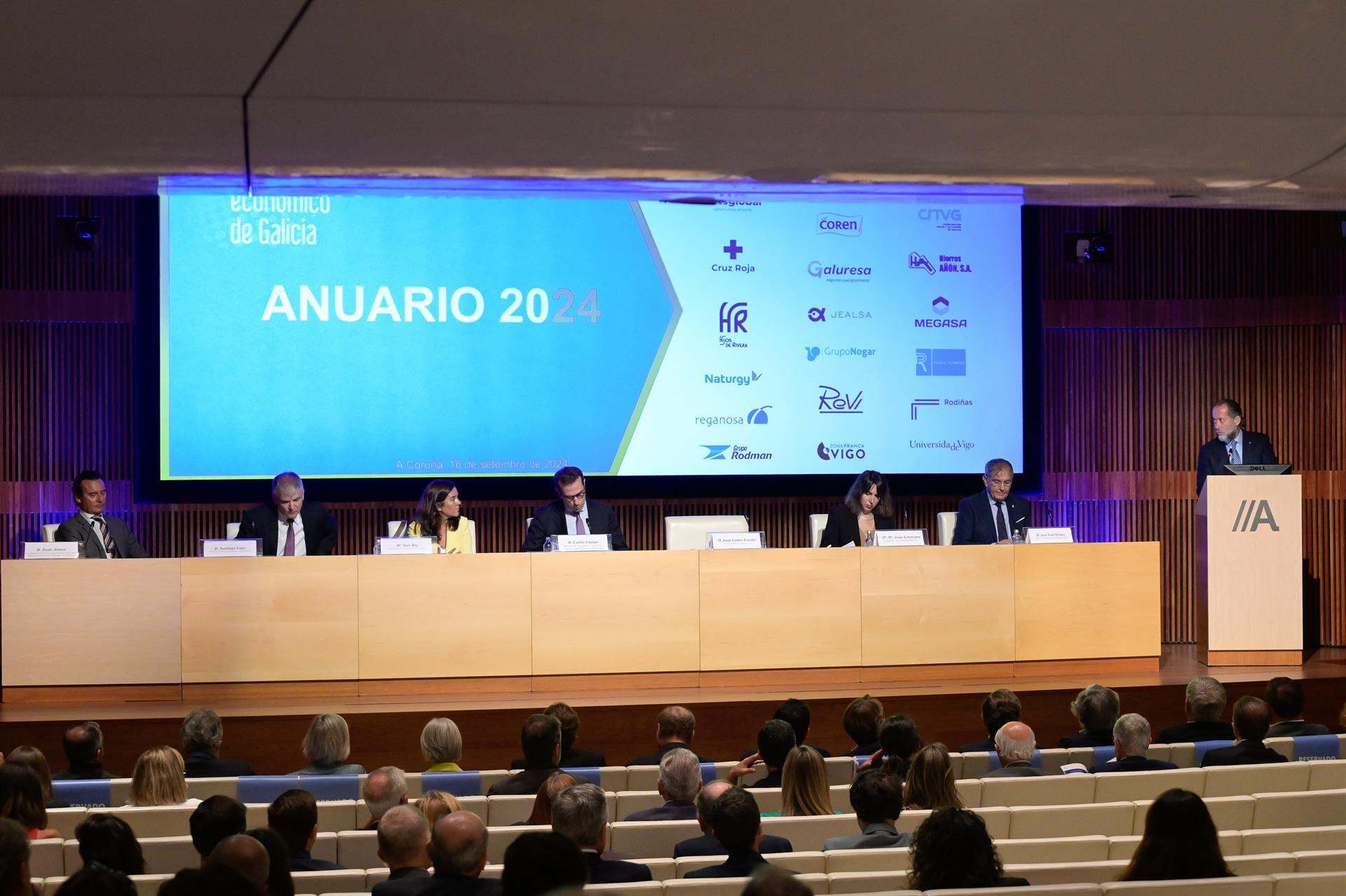 El ministro de Economía, Carlos Cuerpo, interviene en el Foro Económico, junto a la conselleira de Economía, María Jesús Lorenzana; el presidente de Abanca, Juan Carlos Escotet, y la alcaldesa de A Coruña, Inés Rey.
