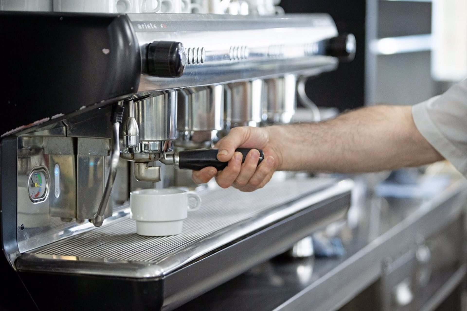 Camarero sirviendo café