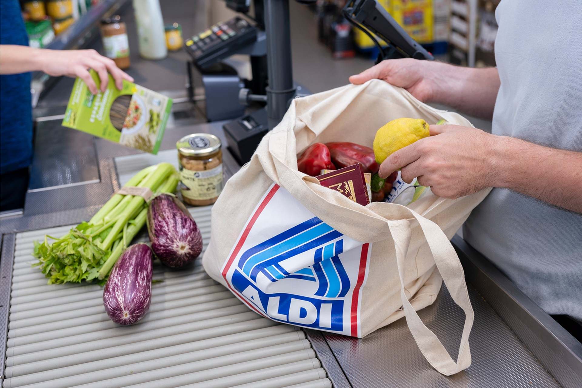 Una cesta de la compra de Aldi
