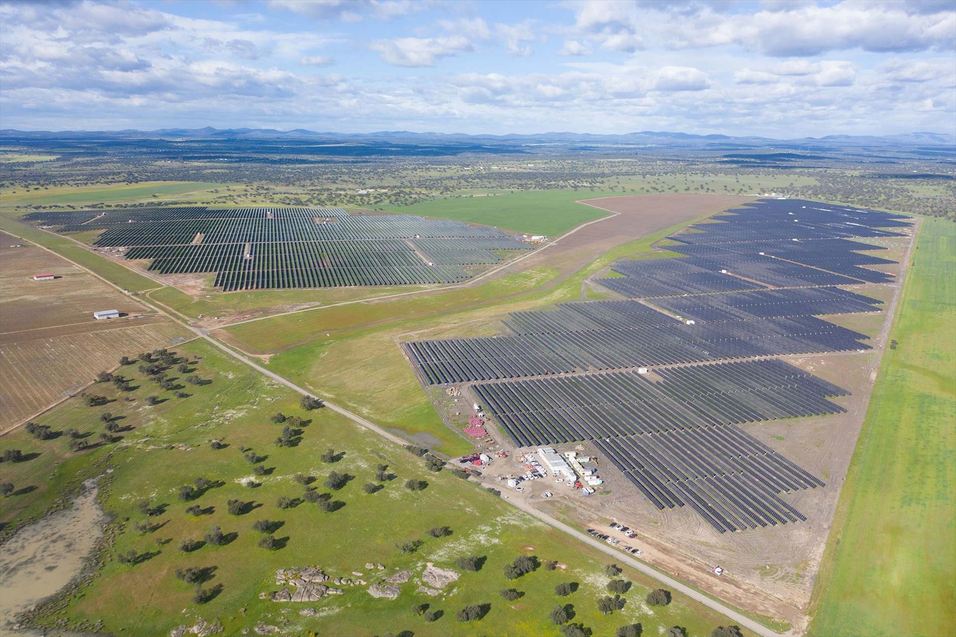 Proyecto fotovoltaico de 100 MW actualmente en construcción en Mérida / OHLA