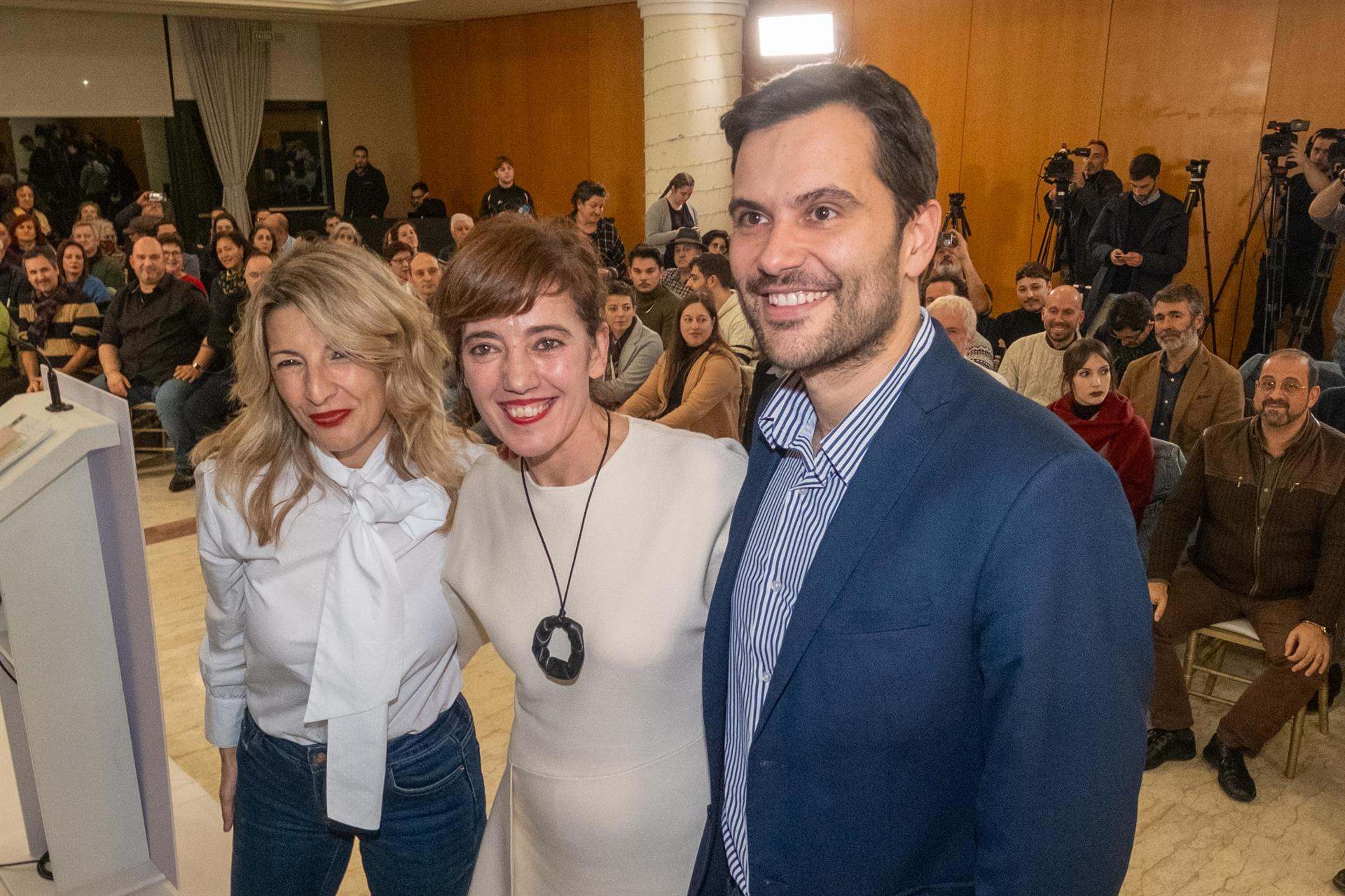 La líder de Sumar, Yolanda Díaz; la candidata para la Presidencia de la Xunta, Marta Lois y el portavoz de la comisión promotora de Sumar Galicia, Paulo Carlos López, posan durante la presentación de la candidatura de Sumar Galicia para los comicios del 1