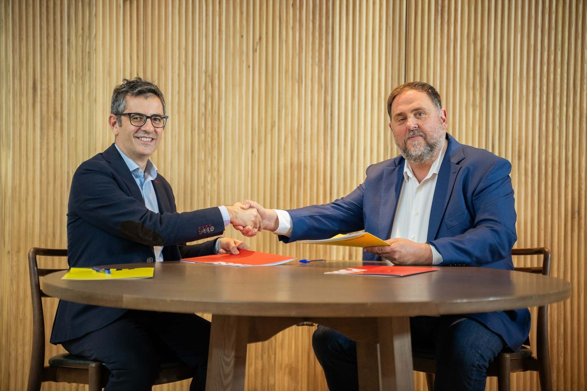 El ministro de Presidencia, Félix Bolaños, y el líder de ERC, Oriol Junqueras, en la firma de la quita. Europa Press.