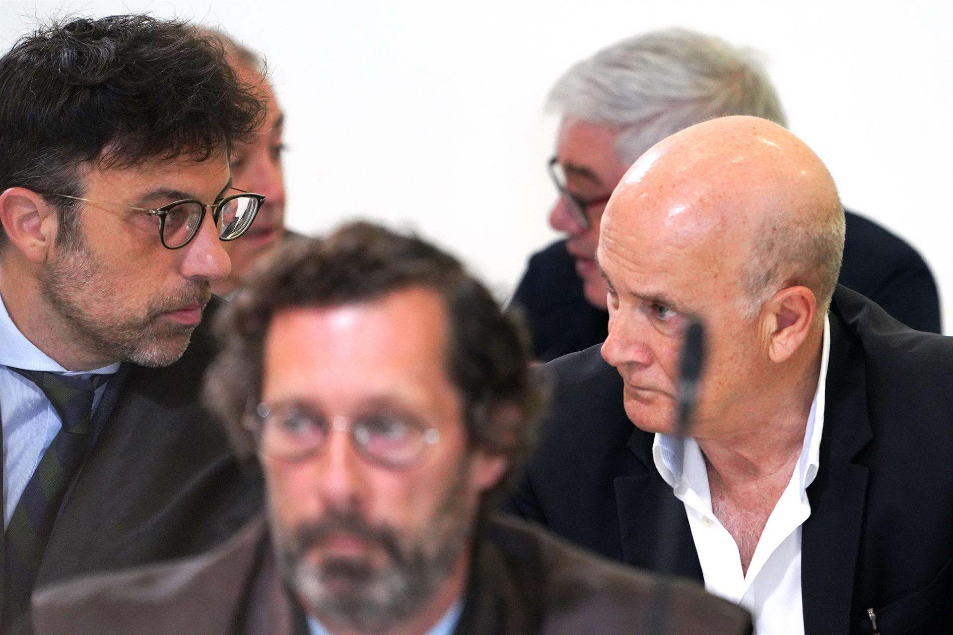 El exdirector de Seguridad en la circulación de Adif, Andrés Cortabitarte (d), durante una jornada del juicio del accidente ferroviario del Alvia, en Santiago.
