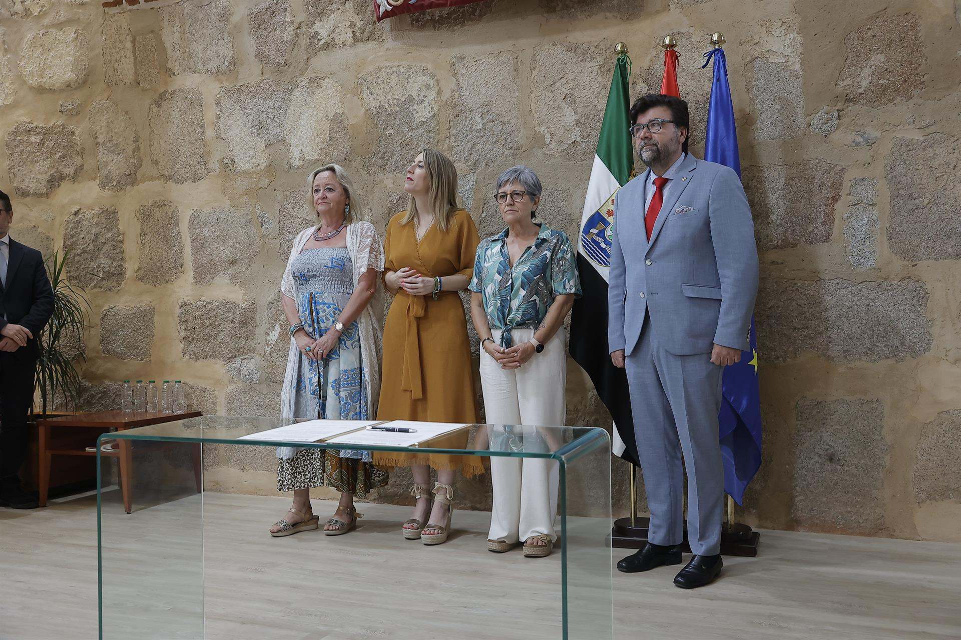 La presidenta de la Junta, María Guardiola, las secretarias generales de UGT y CCOO Extremadura, Patrocinio Sánchez y Encarna Chacón, y el secretario general de Creex, Francisco Javier Peinado, tras la firma del Plan Director de Política Activas de Empleo