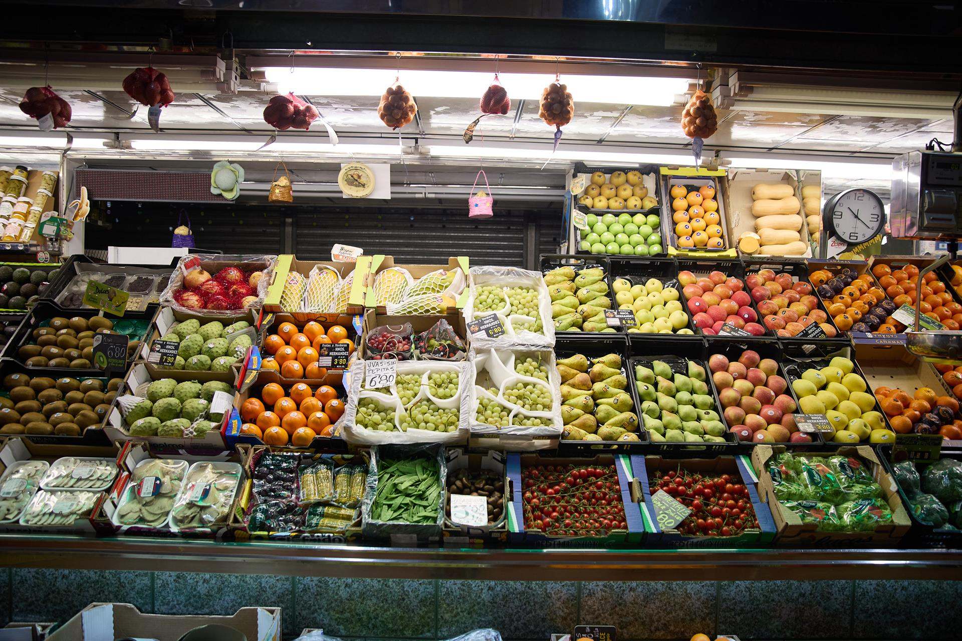 Puesto de frutas y verduras en la Plaza de Abastos.