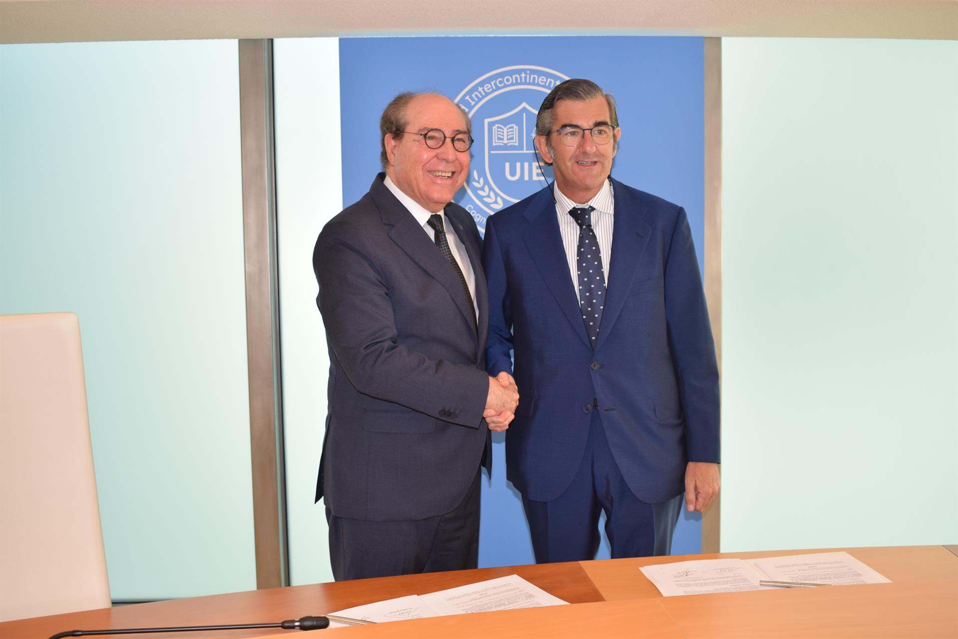 El presidente de HM Hospitales, Dr. Juan Abarca Cidón y el rector de la Universidad Intercontinental de la Empresa (UIE), Dr. Miguel Ángel Escotet, firmaron hoy un convenio de colaboración