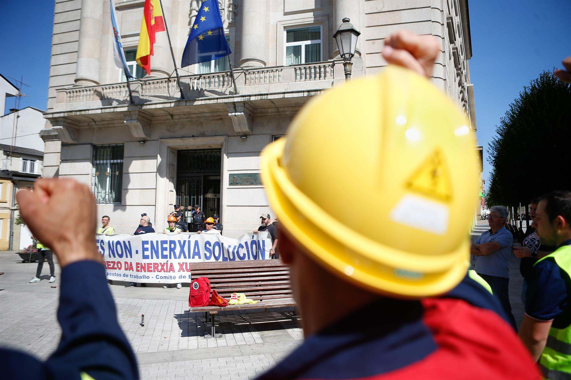 Trabajadores de Alcoa San Cibrao durante un encadenamiento este lunes frente a la subdelegación del Gobierno en Lugo.