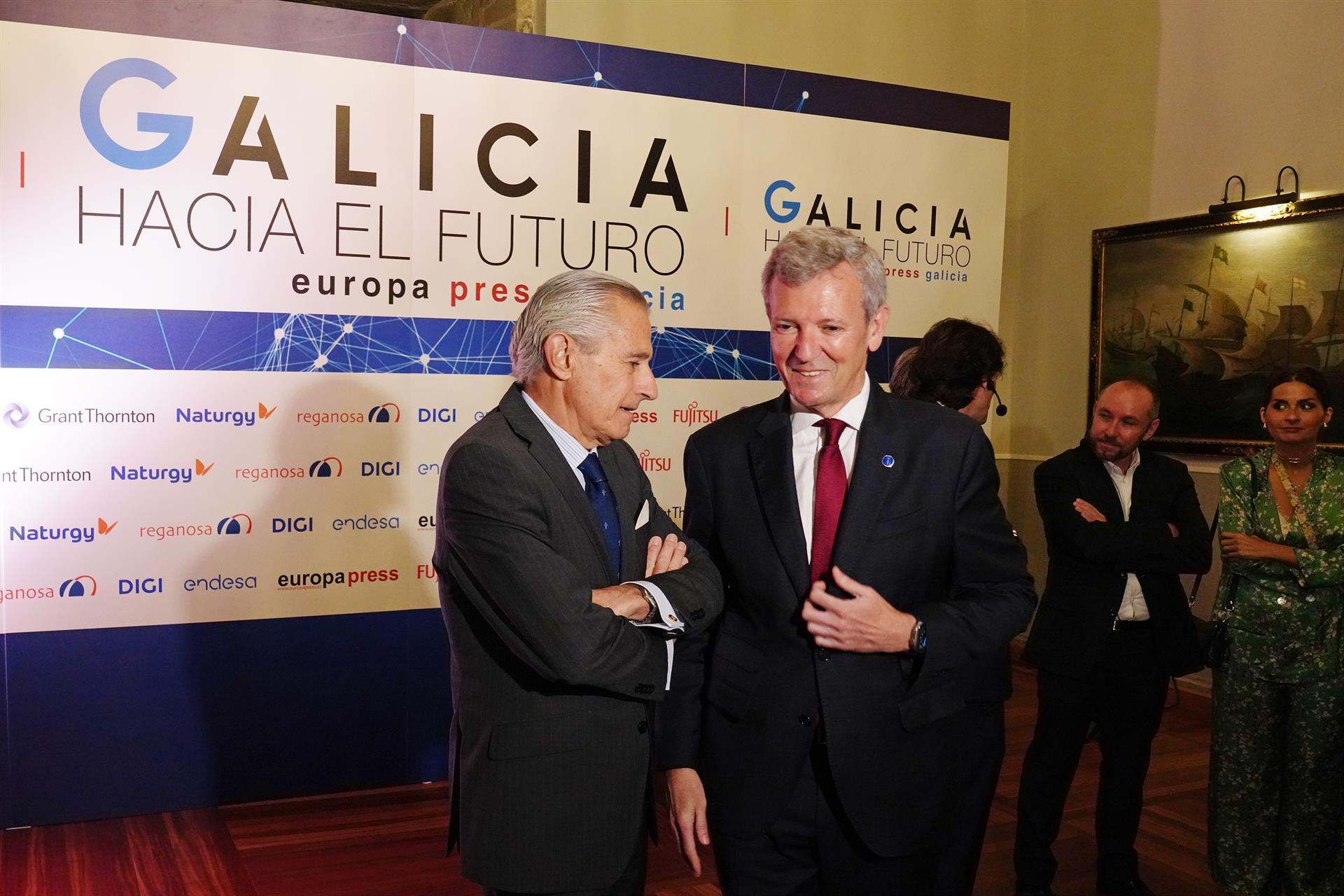 El presidente gallego, Alfonso Rueda, charla el presidente ejecutivo de Europa Press, Asís Martín de Cabiedes.
