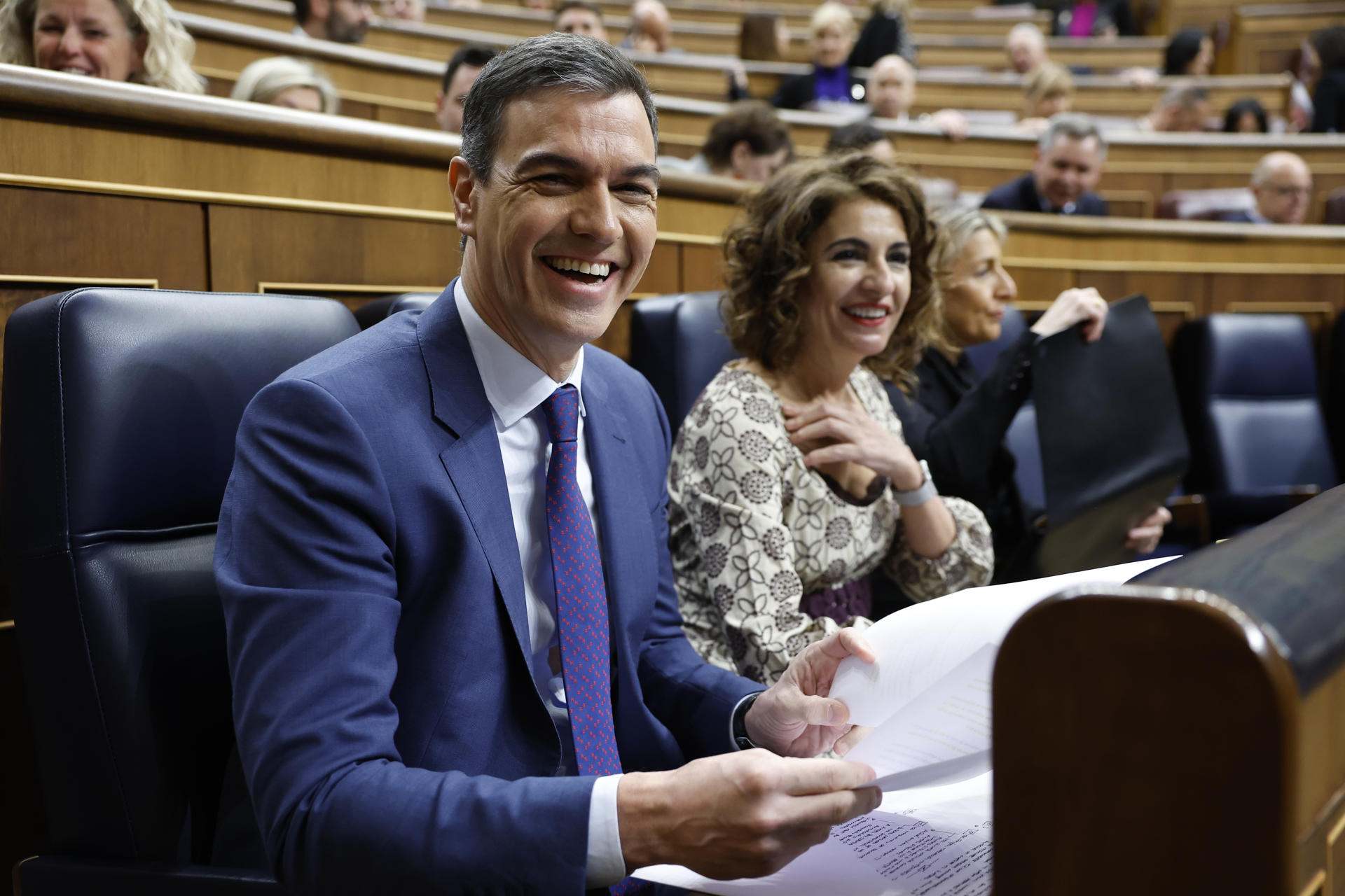 El presidente del Gobierno, Pedro Sánchez, junto a la vicepresidenta, María Jesús Montero, en el Congreso | EFE