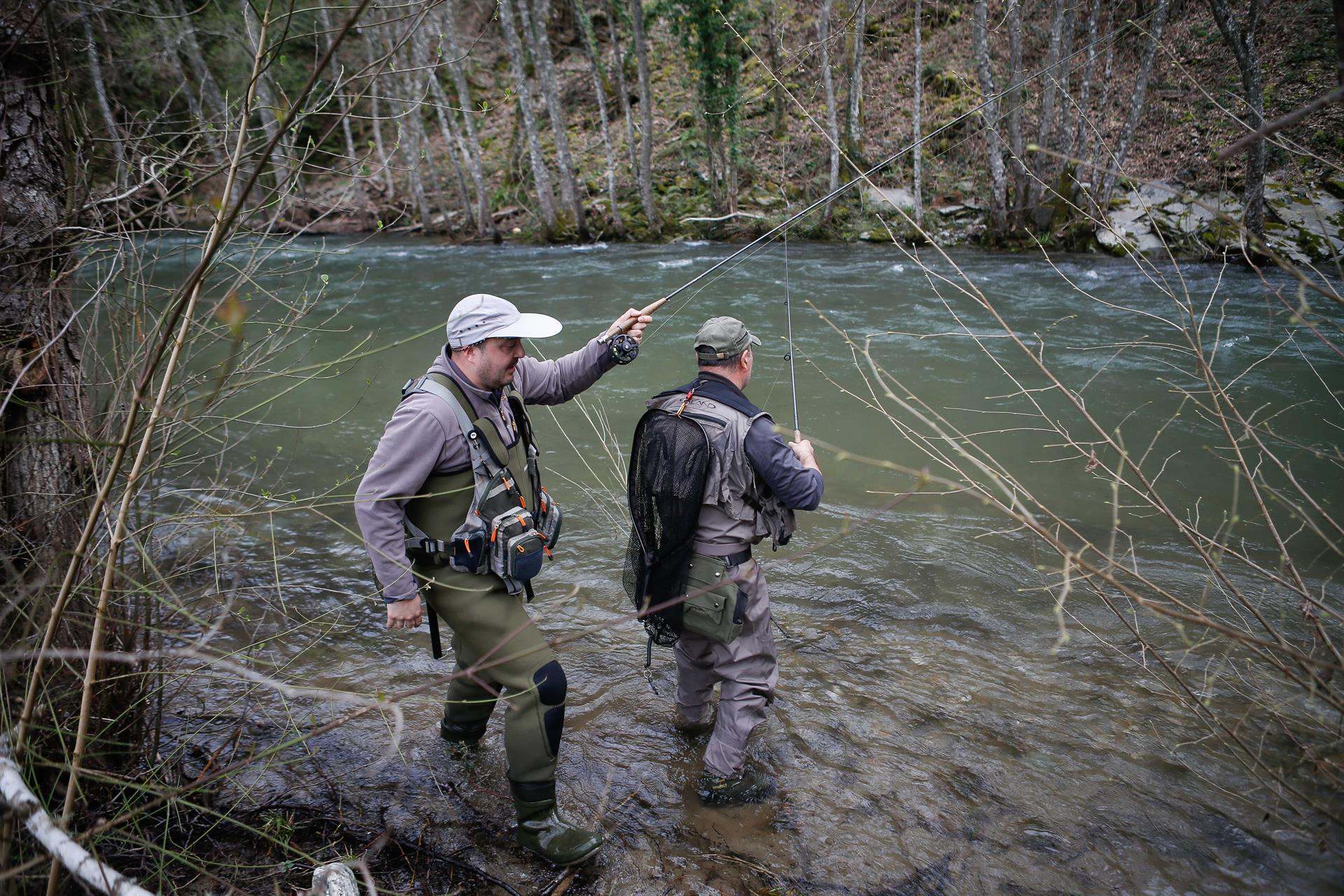 Pescadores en el río Navia.