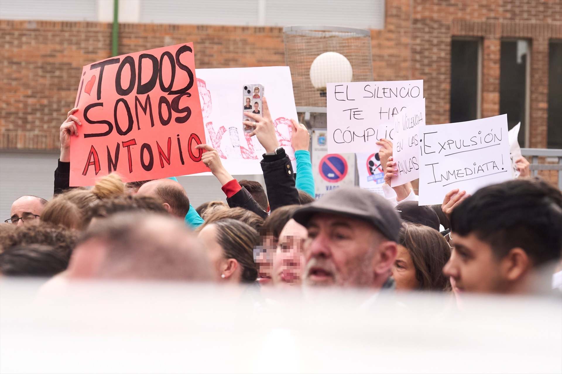Manifestación en apoyo al joven con parálisis cerebral agredido en un un instituto de Santander
